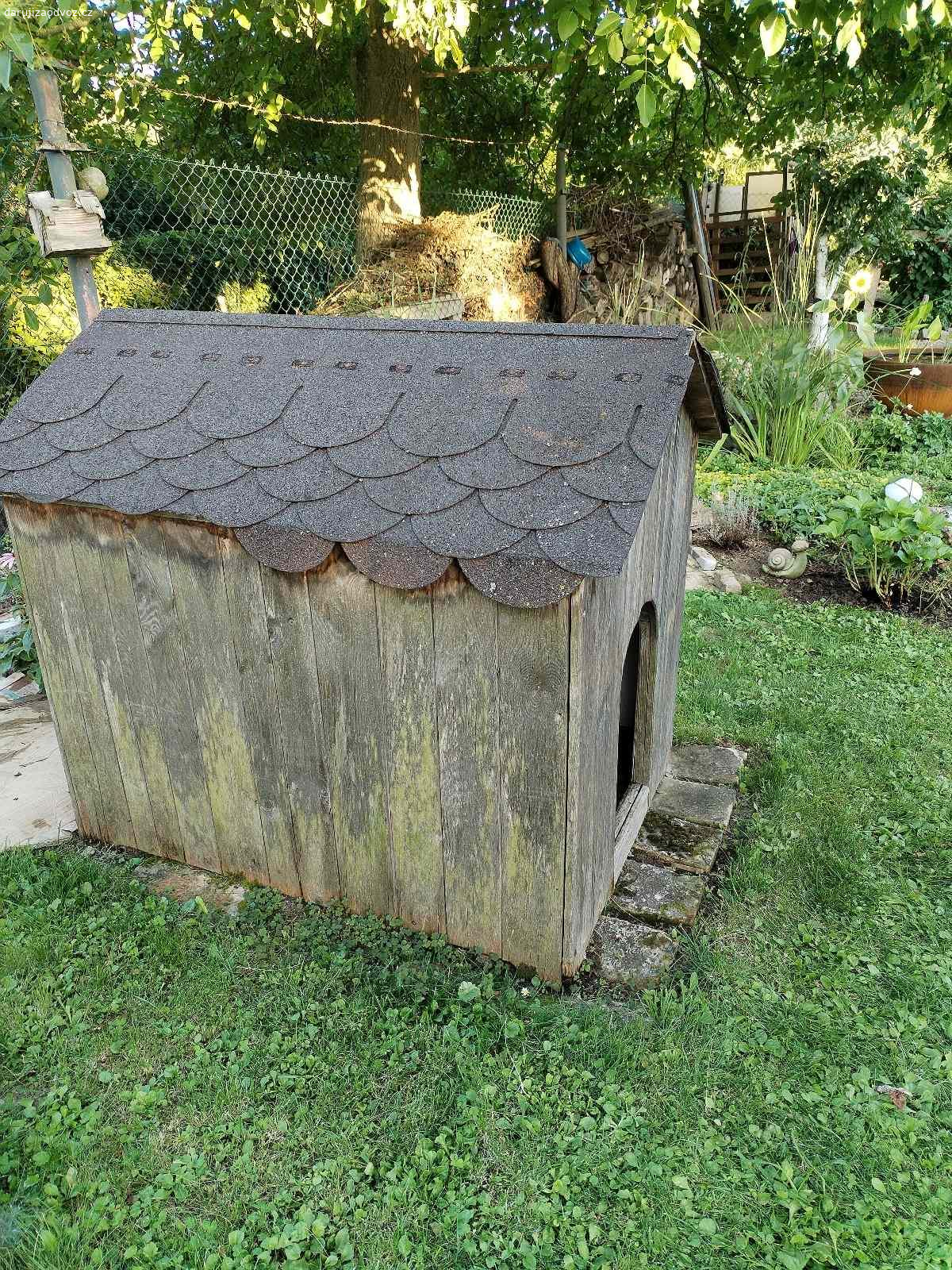 Daruji za odvoz Psi zateplenou boudu. Psi bouda zateplená pro psa do 15 kg..  bylo pro Anglického kokrspanela.. Má předsíň, je zateplená viz foto. Střecha je možné při převozu vysunout a převézt zvlášť. Bouda je na zahradě za kasarnama, cca 1km od adresy bydliště