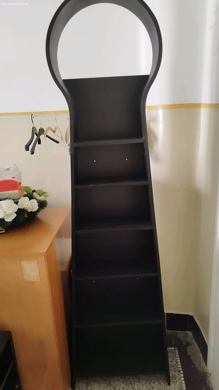 Daruji za odvoz regály. Regály, jeden na kolečkách 80x60x45 a nástěnný/stojací 56x195