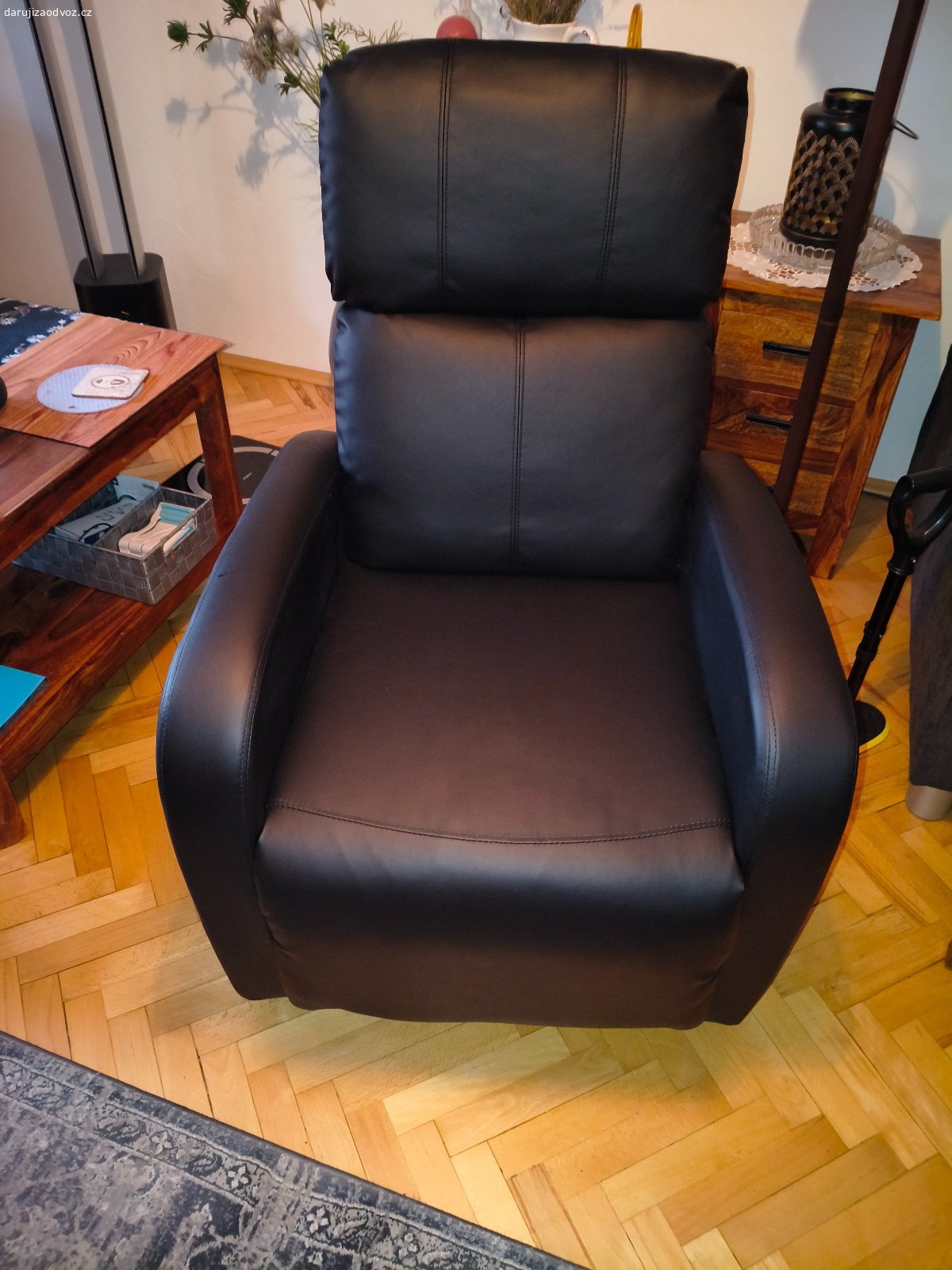 Daruji za odvoz relaxační křeslo.. Daruji za odvoz zánovní  nepoškozené  relaxační křeslo Jamall. Rozměry:Barva	černá
Šířka sedáku	500 mm
Materiál	Ekokůže
Šířka	700 mm
Polohovatelné	Ano
Provedení židle	Celočalouněné křeslo
Čalounění křesla	Křeslo EKO-kůže
Maximální nosnost	do 120 kg
Výška	1010 mm
Hloubka	515 mm
Relaxační	Ano
Výška sedu	460 mm
 Odvaz po dohodě Pardubice centrum, nakládání bez asistence  majitele.