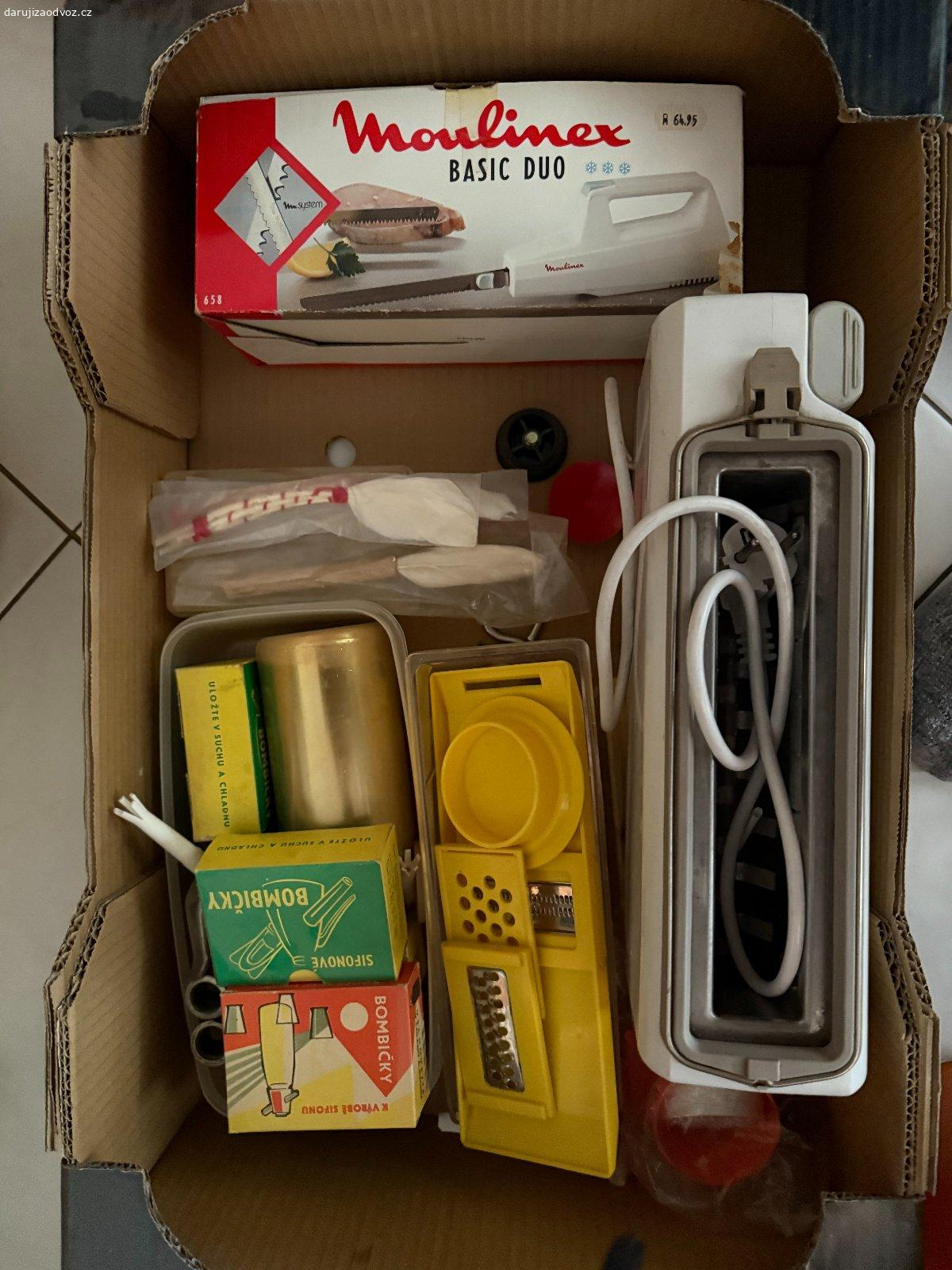 Daruji za odvoz retro kuchyňské pomocníky. Daruji retro pomocníky do kuchyně, viz foto. Preferuji odvoz všech najednou.