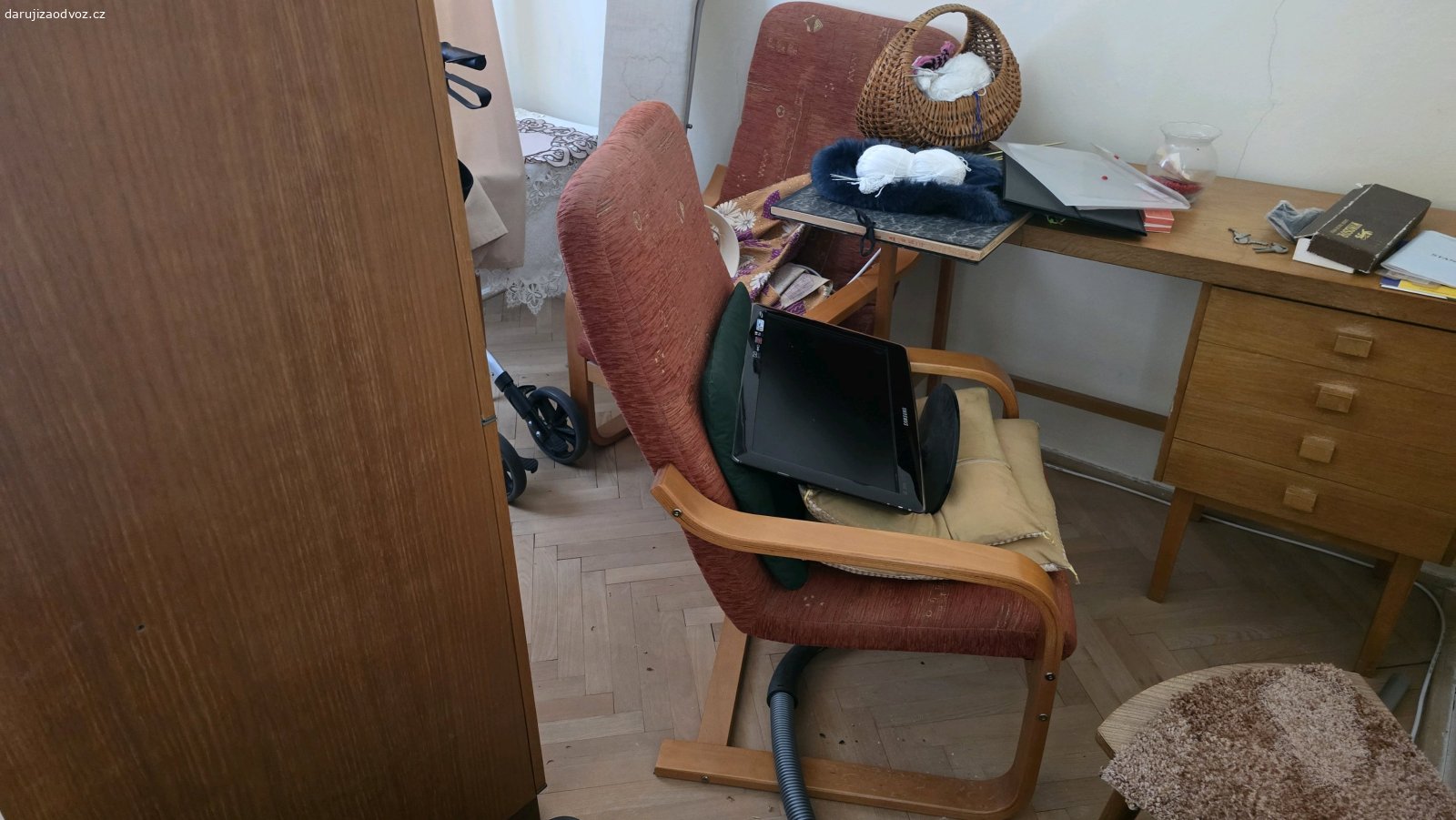 Daruji za odvoz retro nábytek. Daruji 3skříně, 2postele(bez matrací), 2peřináky a 2malé skříňky 2křeslo, 1psací stůl, 2 menší stolky, sedací souprava... Možno vše nebo jen něco. Pouze vlastní odvoz s vystěhováním ze 6patra s velkým výtahem. V případě zájmu volejte.