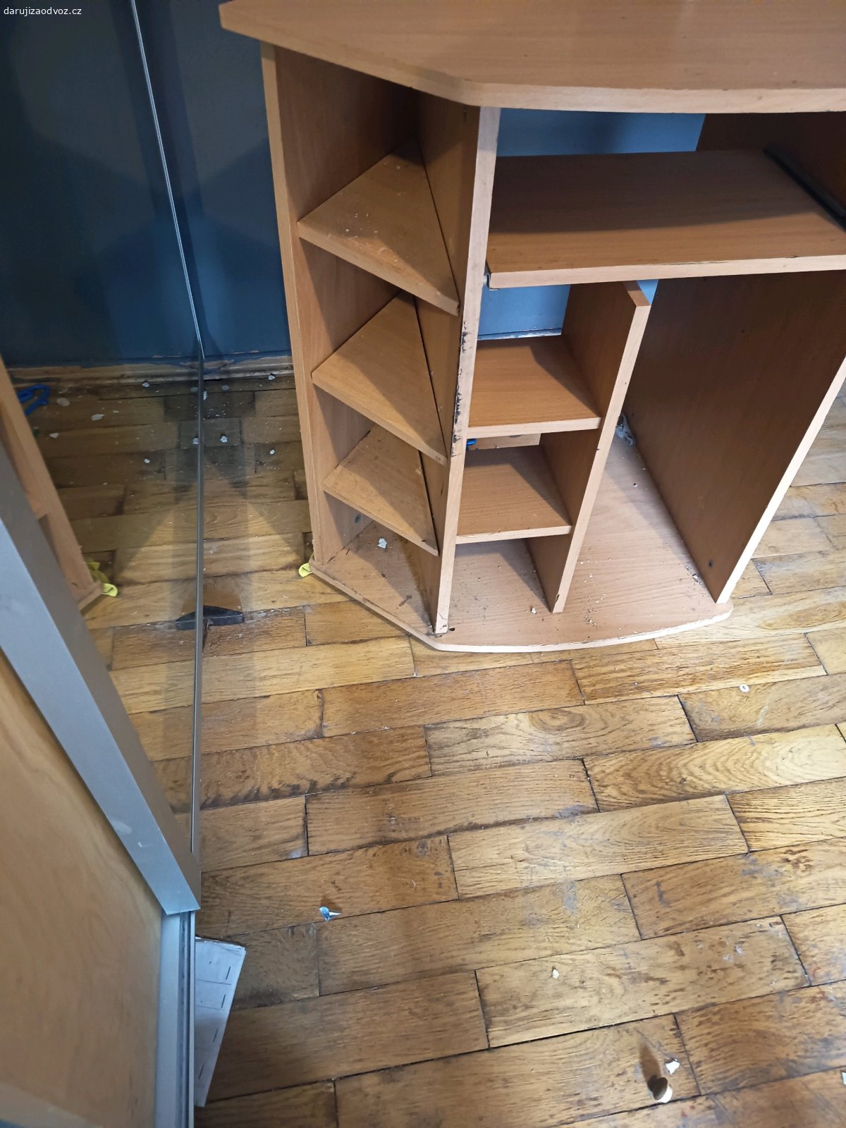 Daruji za odvoz rohový psací stůl. Daruji za odvoz rohový psací stůl 127x127x75. Používáním poškozená hrana horní plochy, ale nic hrozného. Na funkci nemá vliv.