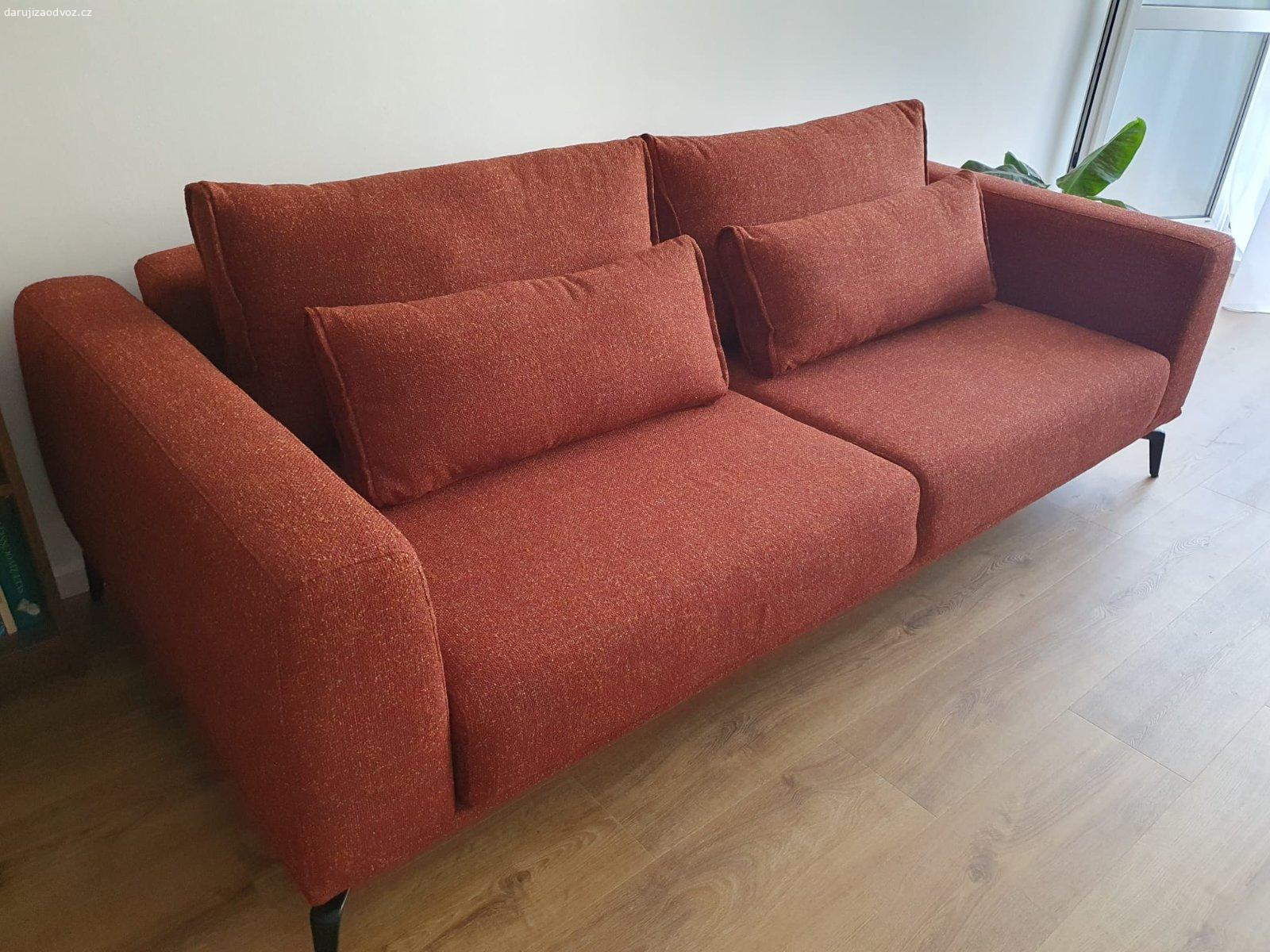 Daruji za odvoz rozkládací pohovku. Rozkládací pohovka, pořízená 07/2025, ještě v záruce. 
Šírka 234 cm, hloubka 105 cm. 
Spěchá.