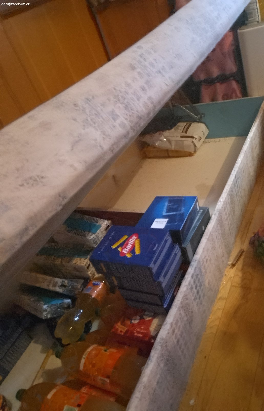 Daruji za odvoz válendu s úložným prostorem. Zánovní válenda s úložným prostorem
