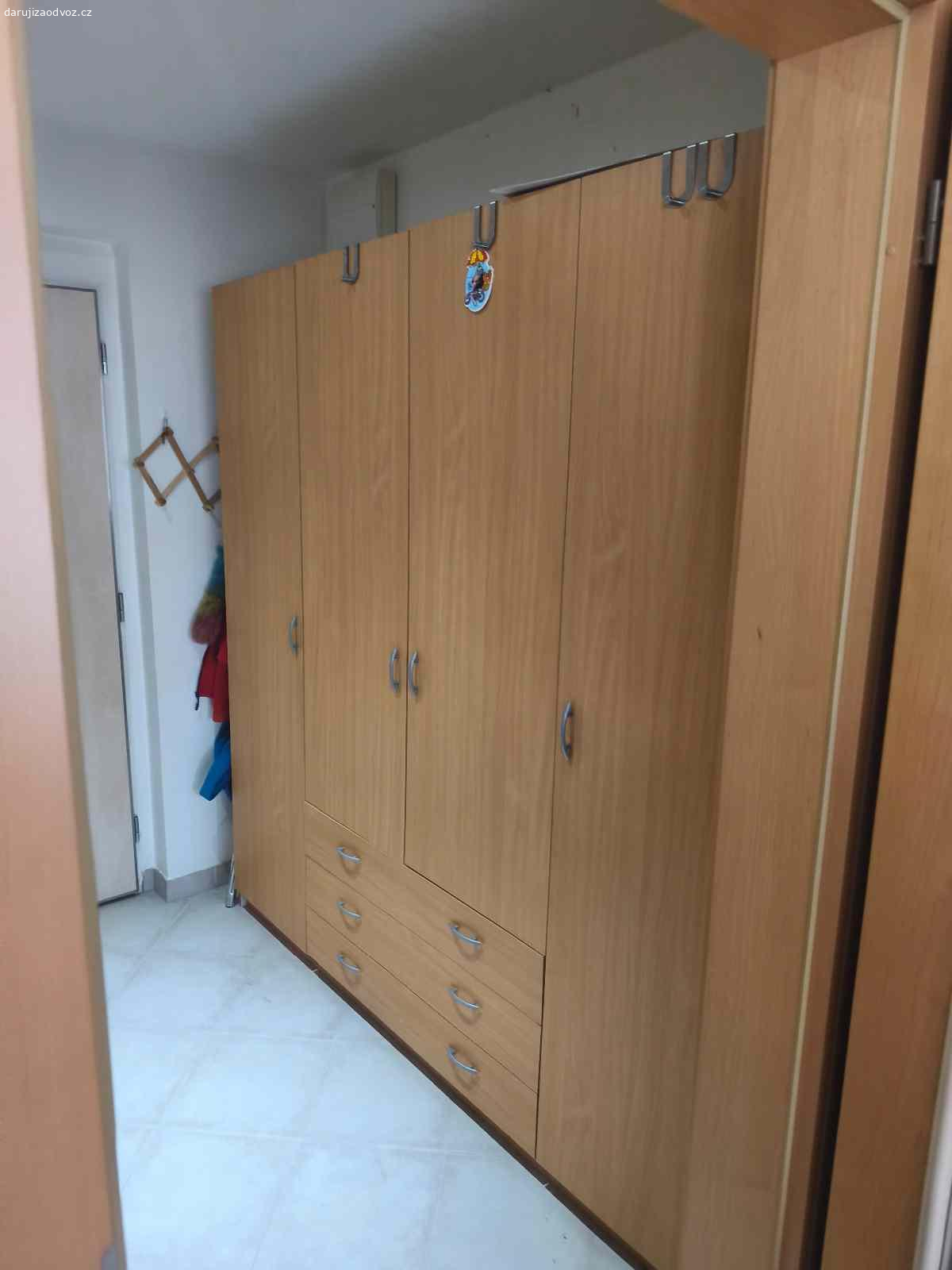 Daruji za odvoz šatní skříň. Darují za odvoz šatní skříň 200x200x50 cm
Vlastní odvoz nutný, vyzvednutí po domluvě