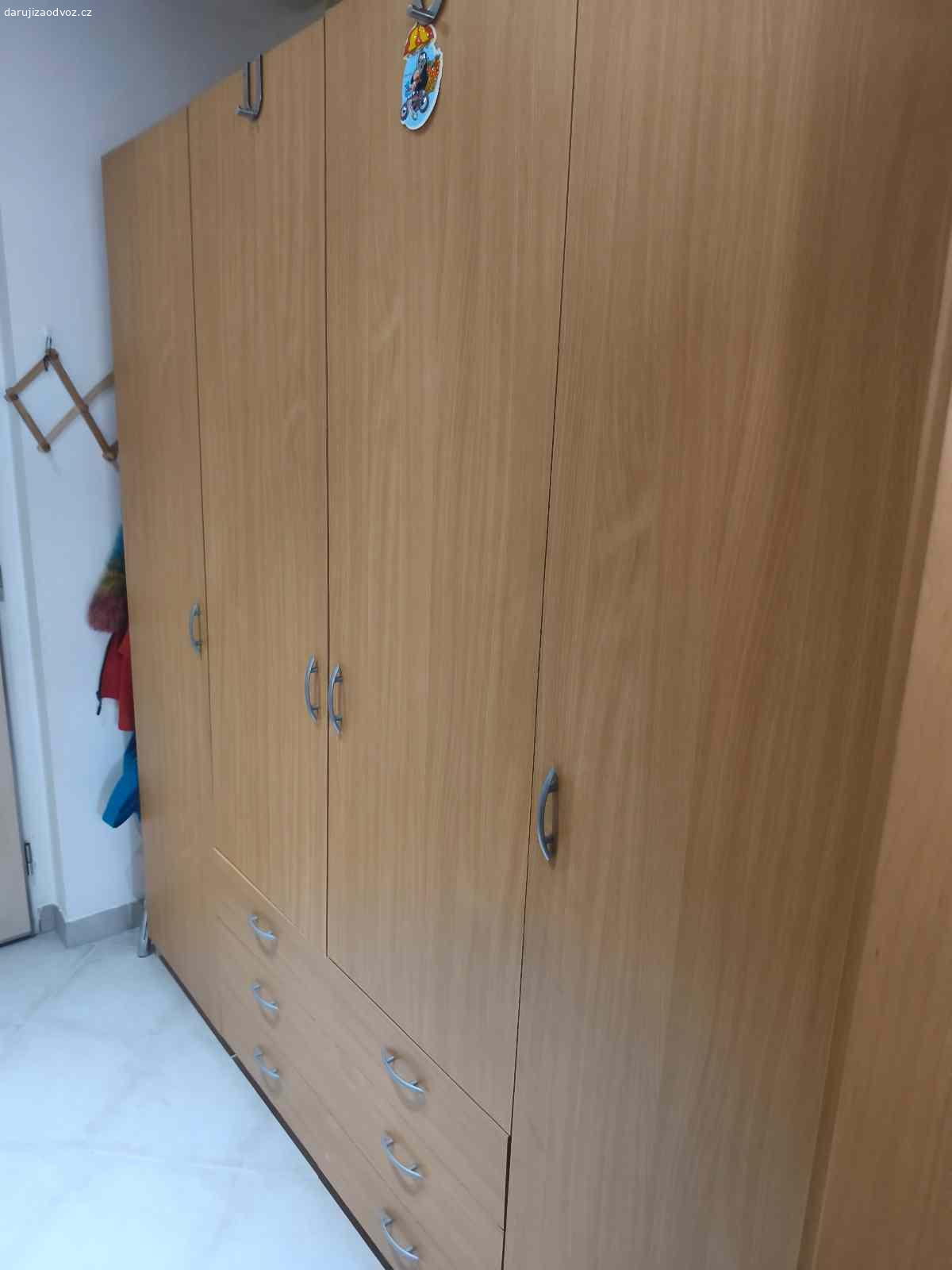 Daruji za odvoz šatní skříň. Darují za odvoz šatní skříň 200x200x50 cm
Vlastní odvoz nutný, vyzvednutí po domluvě
