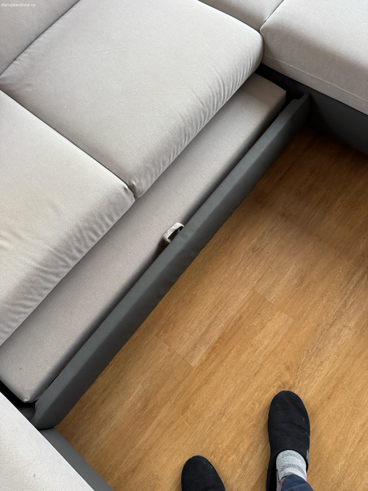 Daruji za odvoz sedací soupravu. Daruji sedací soupravu tvaru U. Stáří cca 8 let. Rozměr 3,5 x 2,1 m. Rozkládací část a úložný prostor.  Sedačka je mírně znečištěná běžným používáním, stačí případně vytepovat. Drobné poškození povrchu látky viz foto. Omyvatelná látka, spodní část koženka.