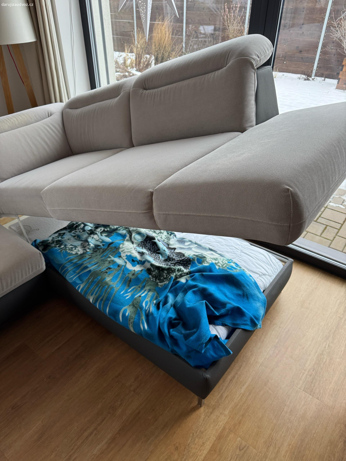 Daruji za odvoz sedací soupravu. Daruji sedací soupravu tvaru U. Stáří cca 8 let. Rozměr 3,5 x 2,1 m. Rozkládací část a úložný prostor.  Sedačka je mírně znečištěná běžným používáním, stačí případně vytepovat. Drobné poškození povrchu látky viz foto. Omyvatelná látka, spodní část koženka.