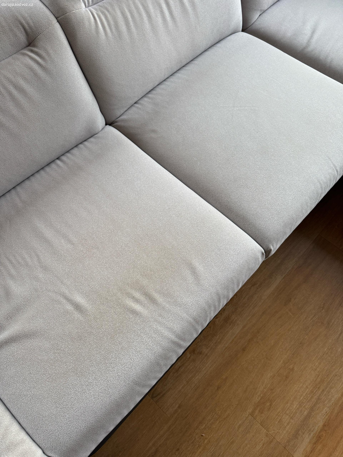 Daruji za odvoz sedací soupravu. Daruji sedací soupravu tvaru U. Stáří cca 8 let. Rozměr 3,5 x 2,1 m. Rozkládací část a úložný prostor.  Sedačka je mírně znečištěná běžným používáním, stačí případně vytepovat. Drobné poškození povrchu látky viz foto. Omyvatelná látka, spodní část koženka.