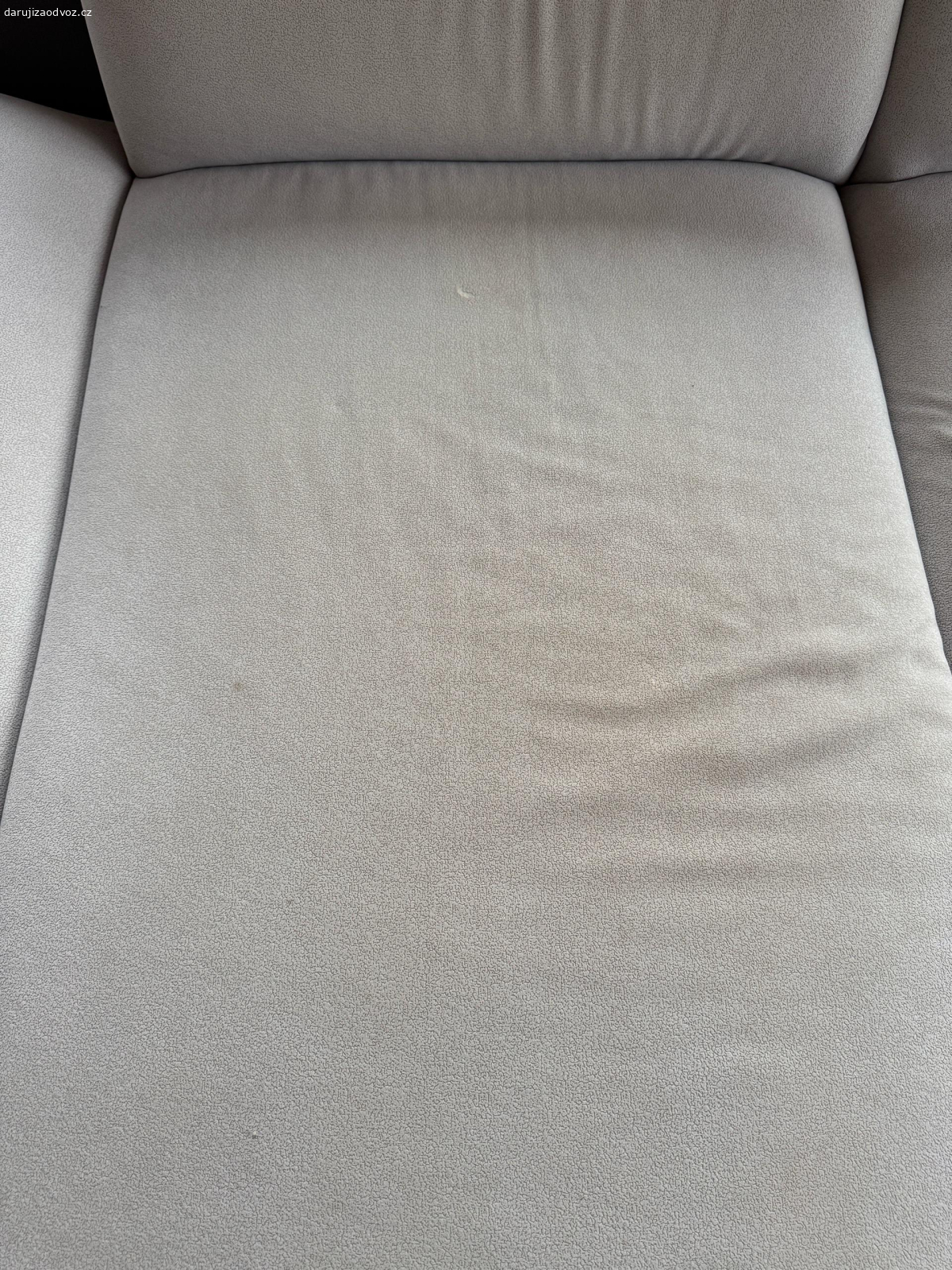 Daruji za odvoz sedací soupravu. Daruji sedací soupravu tvaru U. Stáří cca 8 let. Rozměr 3,5 x 2,1 m. Rozkládací část a úložný prostor.  Sedačka je mírně znečištěná běžným používáním, stačí případně vytepovat. Drobné poškození povrchu látky viz foto. Omyvatelná látka, spodní část koženka.