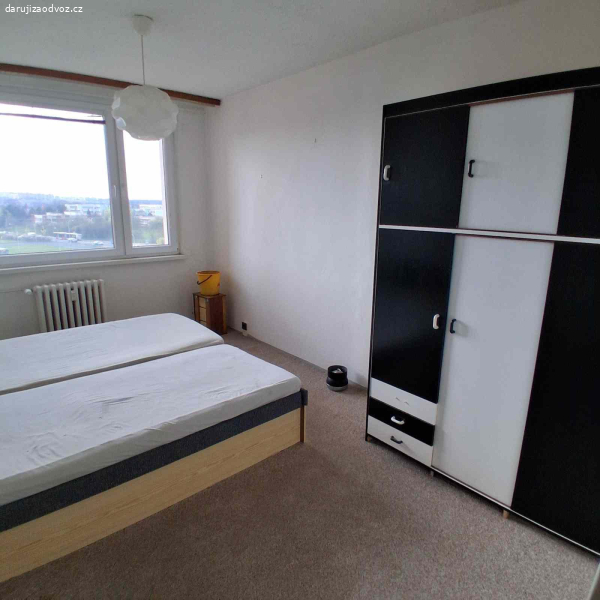 Daruji za odvoz skříň, konferenční stolek