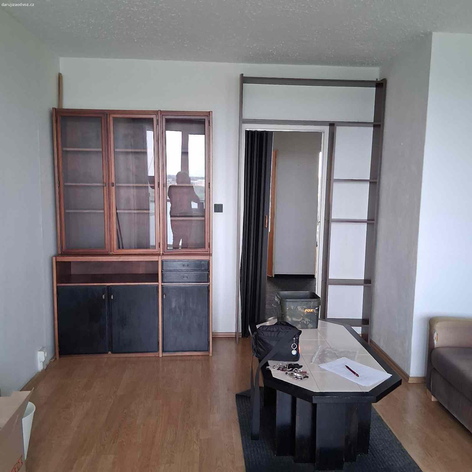 Daruji za odvoz skříň, konferenční stolek. Daruji za odvozskríň