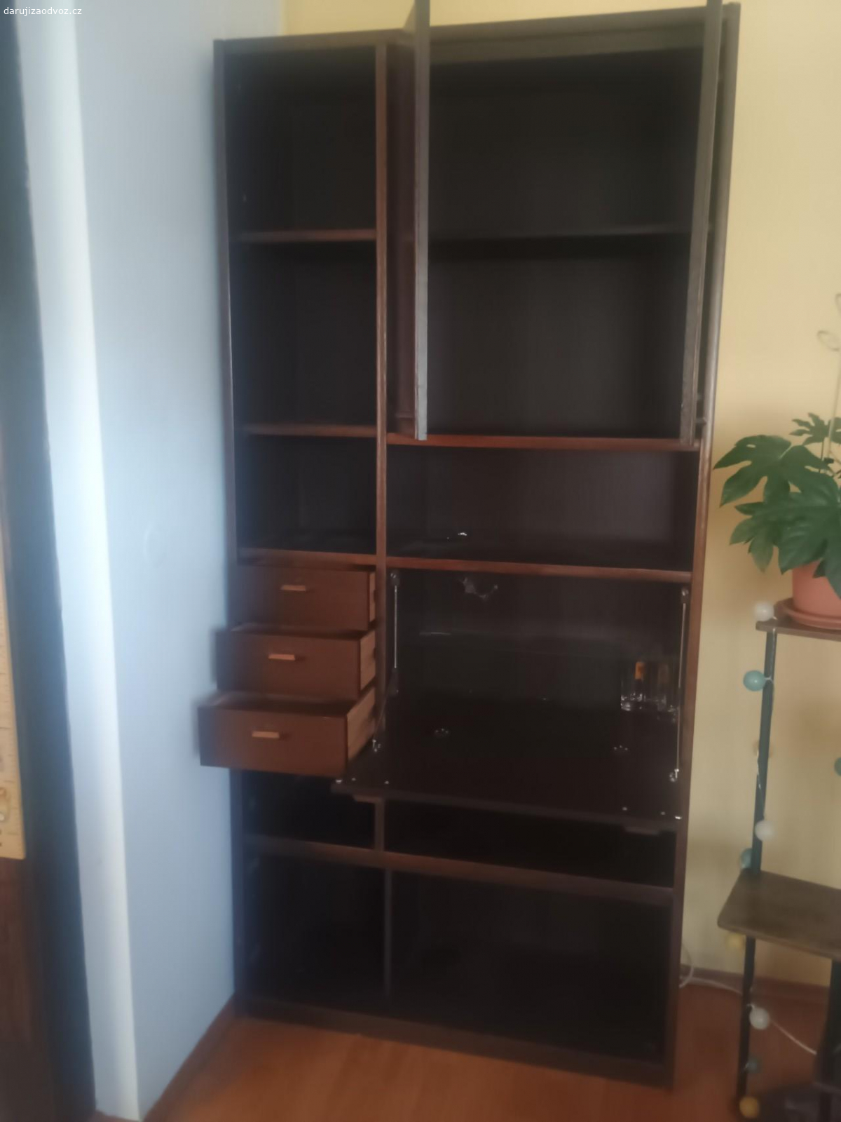 Daruji za odvoz skříň. Daruji za odvoz vysokou skříň do obýváku výška 218, šířka 101,hloubka38