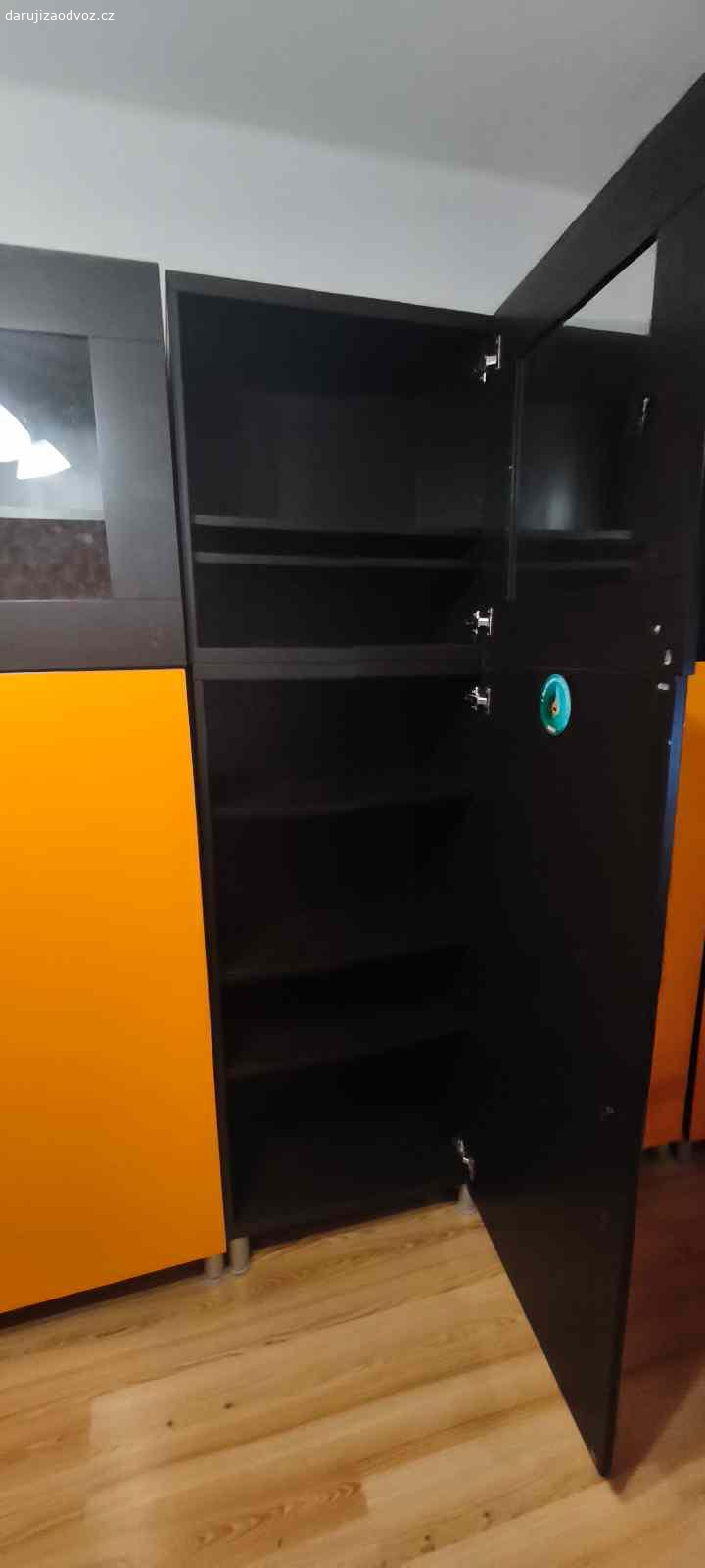 Daruji za odvoz skříňky. Skříňky a nábytek, Ikea Besta 4 ks nádstavec 60x42x64 a spodní skříňky 2ks 60x42x129 a 1ks 60x42x128, dvířka jsou polepená fólií.