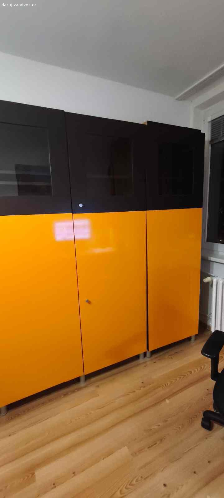 Daruji za odvoz skříňky. Skříňky a nábytek, Ikea Besta 4 ks nádstavec 60x42x64 a spodní skříňky 2ks 60x42x129 a 1ks 60x42x128, dvířka jsou polepená fólií.