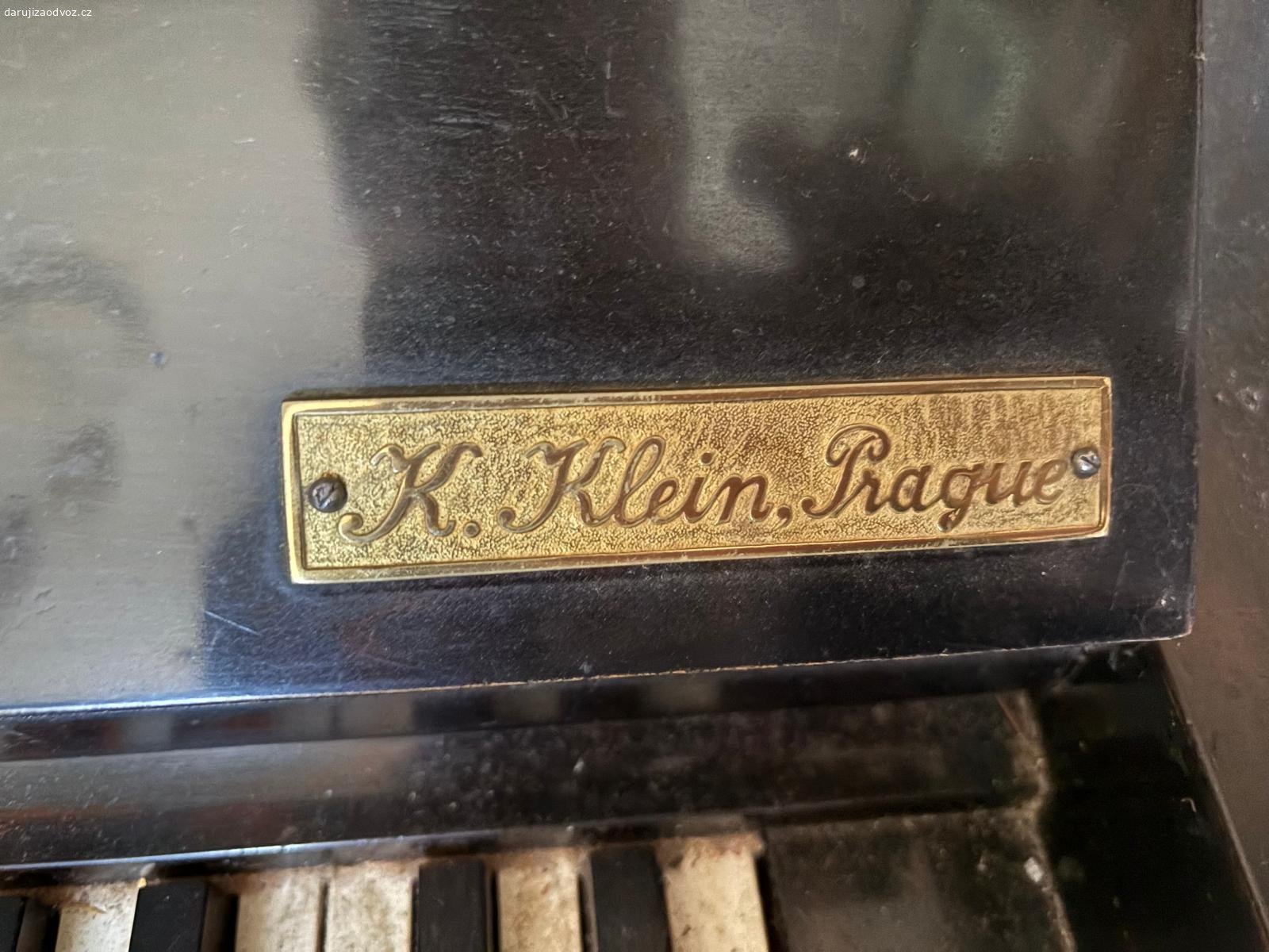 Daruji za odvoz: Starožitný klavír K. Klein. Daruji za odvoz starý historický klavír K. Klein (Albert Klein, Prague). Vzhledem ke stáří je klavír vhodný spíše jako stylová dekorace, na kreativní předělávku nebo na náhradní díly. Pravděpodobně již nepůjde naladit na plnohodnotné hraní.
• Značka: K. Klein Prague (Albert Klein)
• Stav: Mechanicky odpovídá vysokému stáří, k hraní spíše nevhodný (nedrží ladění).
• Cena: Zdarma / za odvoz.