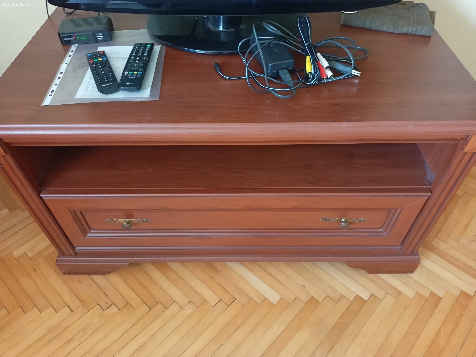 Daruji za odvoz starší vybavení domu. Daruji za odvoz starší vybavení domu - čalouněná postel, šatní skříň, 2x peřiňák, retro stůl se 2 židlemi, 4x matrace, TV skříňka apod.
