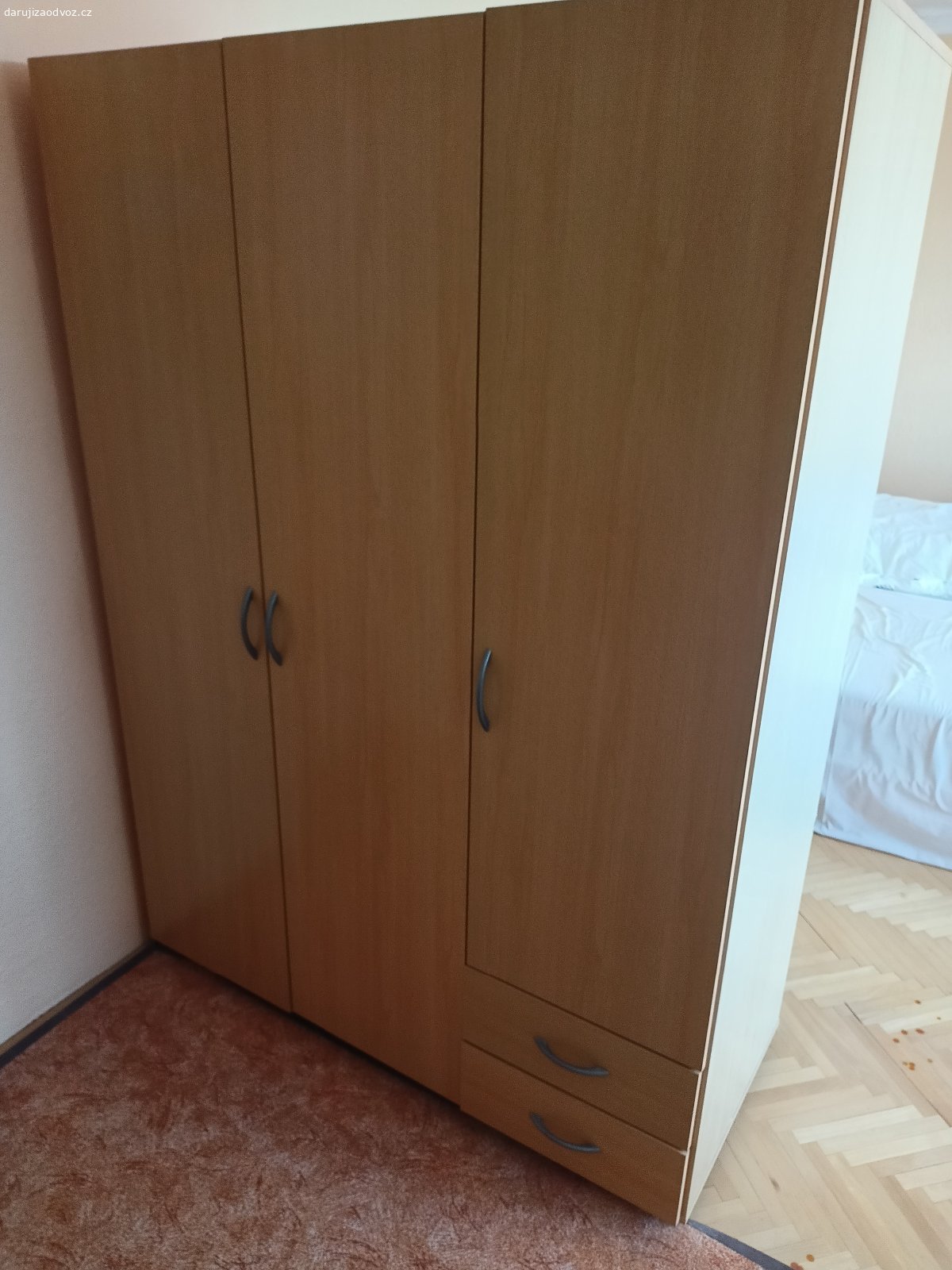 Daruji za odvoz starší vybavení domu. Daruji za odvoz starší vybavení domu - čalouněná postel, šatní skříň, 2x peřiňák, retro stůl se 2 židlemi, 4x matrace, TV skříňka apod.