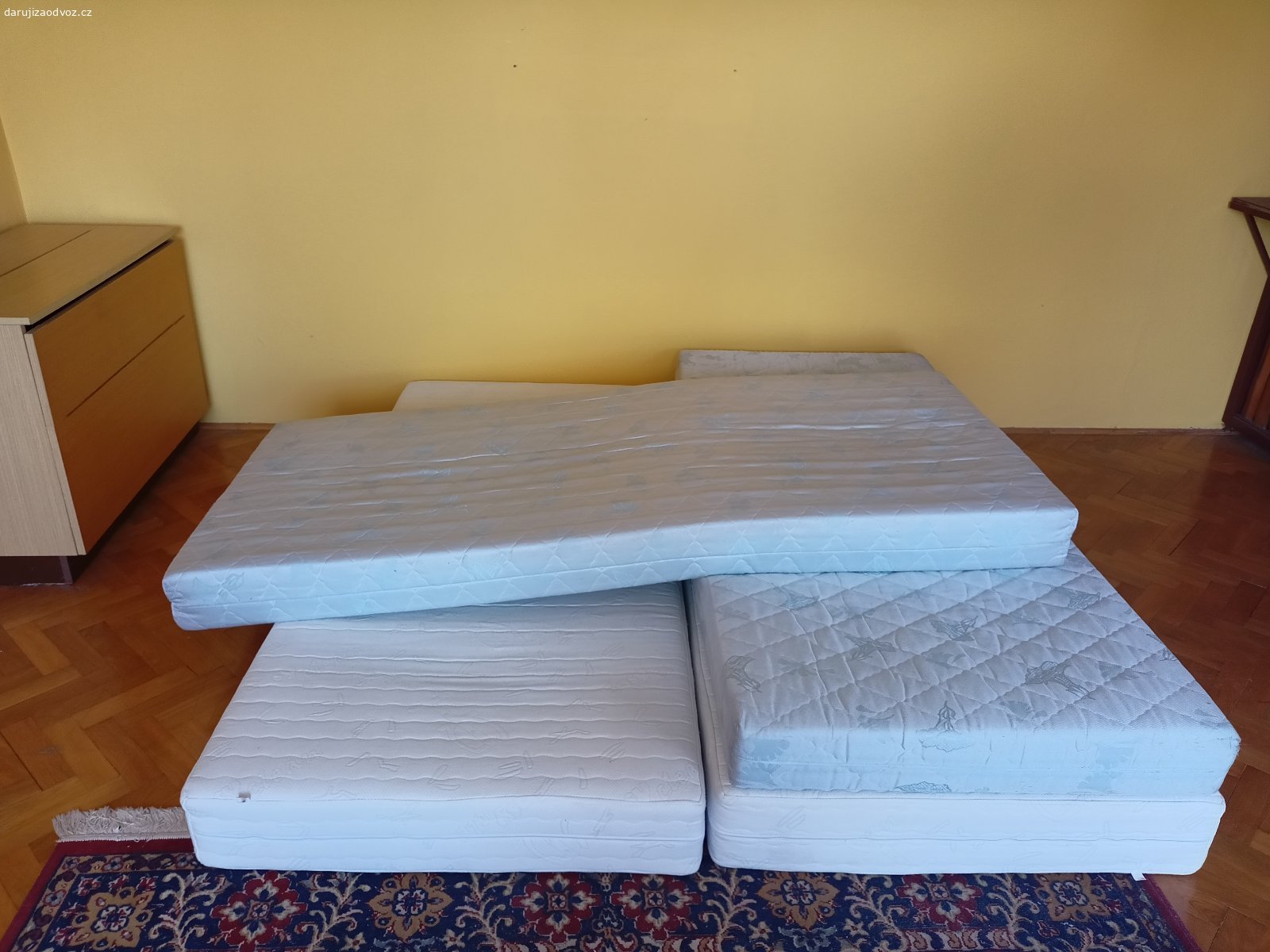 Daruji za odvoz starší vybavení domu. Daruji za odvoz starší vybavení domu - čalouněná postel, šatní skříň, 2x peřiňák, retro stůl se 2 židlemi, 4x matrace, TV skříňka apod.