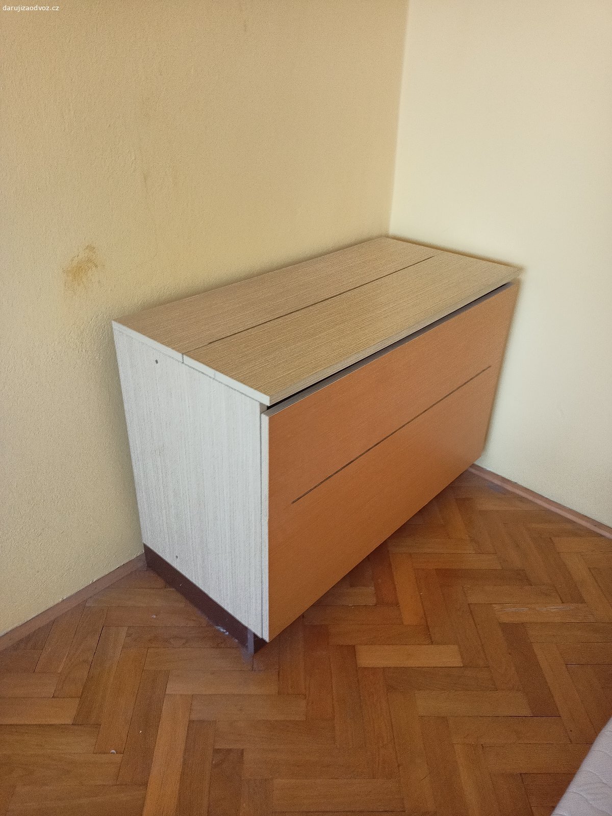 Daruji za odvoz starší vybavení domu. Daruji za odvoz starší vybavení domu - čalouněná postel, šatní skříň, 2x peřiňák, retro stůl se 2 židlemi, 4x matrace, TV skříňka apod.