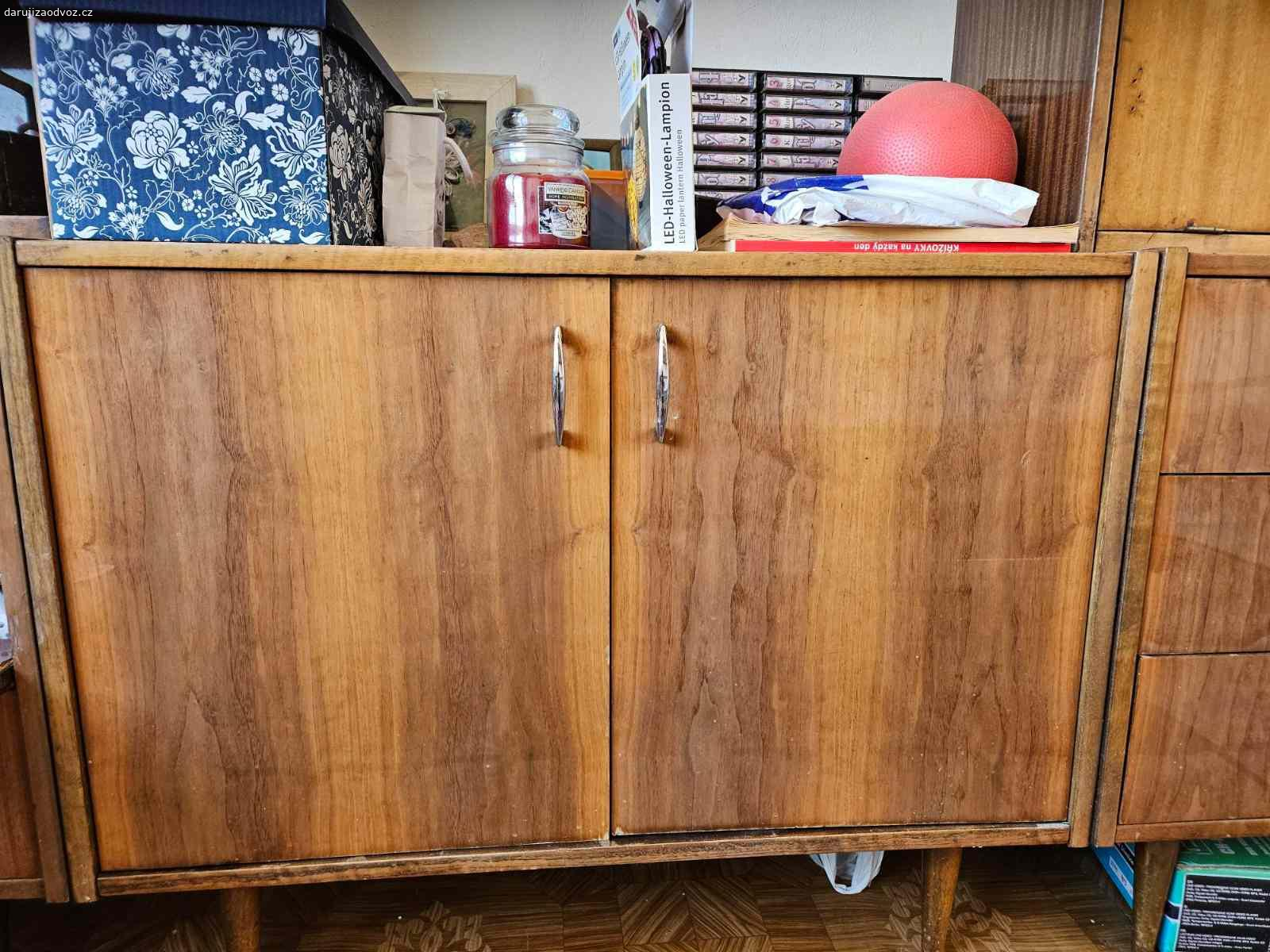 Daruji za odvoz starý nábytek. Daruji za odvoz starý nábytek, materiál ořech, a křeslo