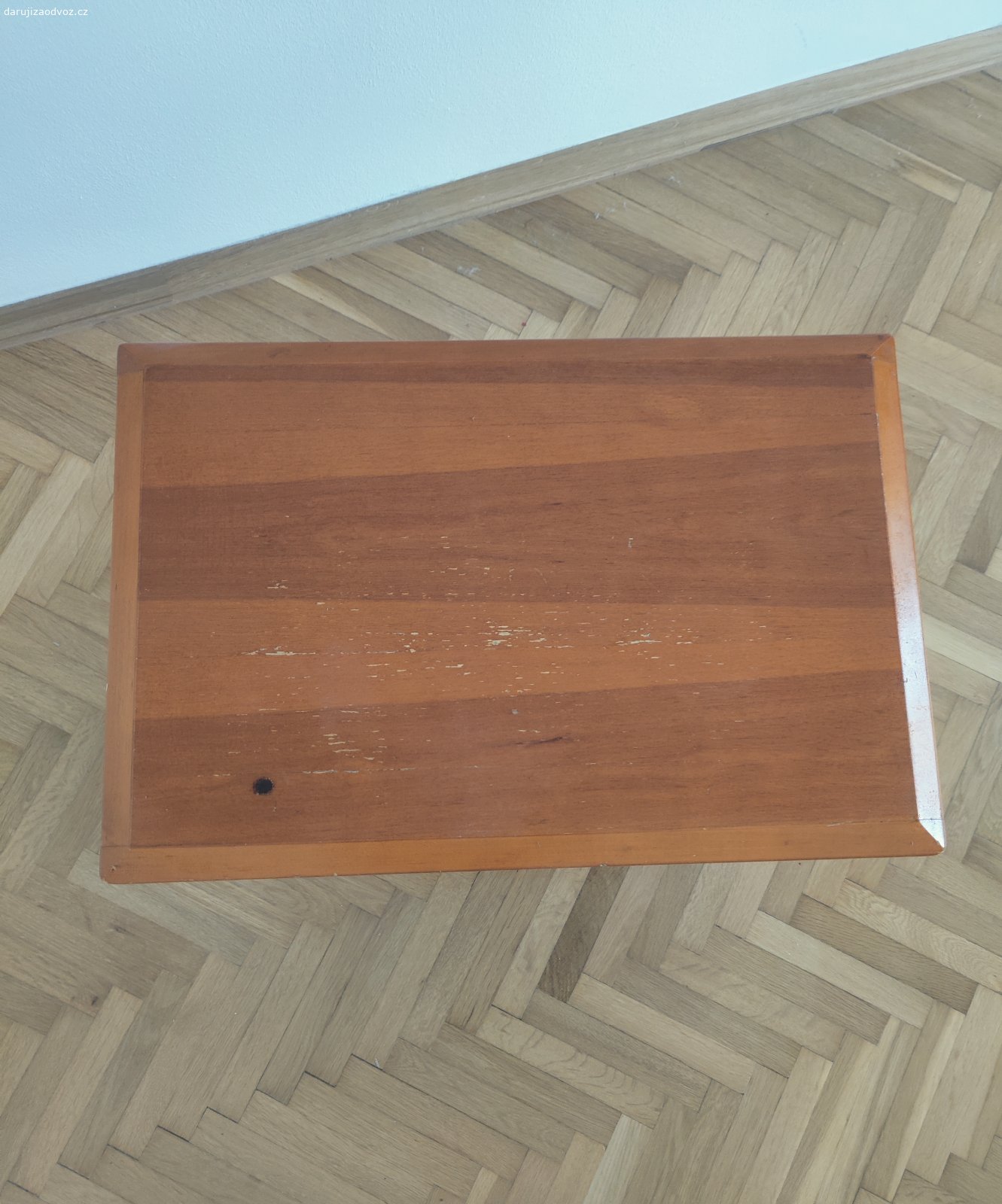 Daruji za odvoz stoličku. Daruji za odvoz dřevěnou stoličku. Rozměry: délka 52 cm, šířka 36cm,  výška 45 cm. Odvoz možný v pátek 30.10. mezi 10:00-16:00. Pište SMS.