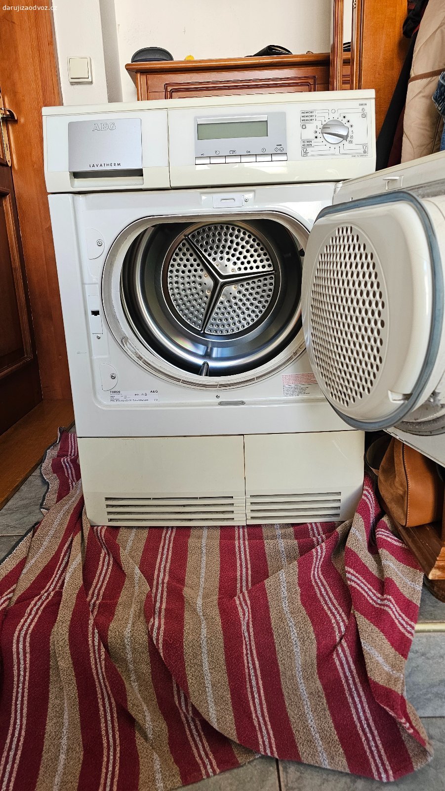Daruji za odvoz - Sušička prádla  AEG Lavatherm 58. Chyba  E21 = vadné čerpadlo
Odhad opravy 2 000 - 3 500,- Kč v servise.
Svépomocí cca 1 500,-Kč.
Stojí před domem k libovolnému vyzvednutí.

Daruji za odvoz, díky.