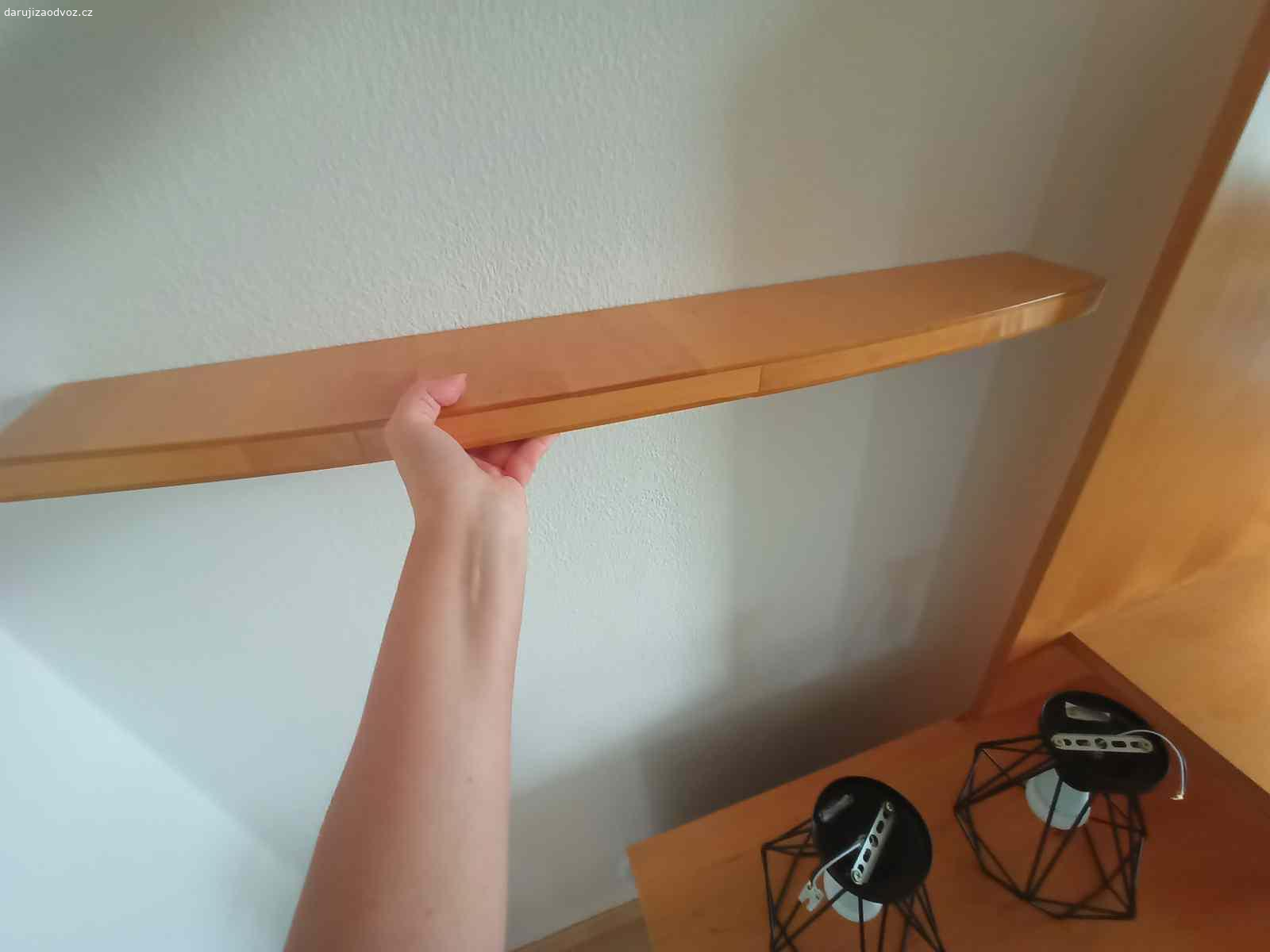 Daruji za odvoz svetla, polici, komodu. Za odvoz daruji komodu vyrobenou na zakazku, 2 ks svetel, polici. Delka 2,20 m. Odvoz Břeclav