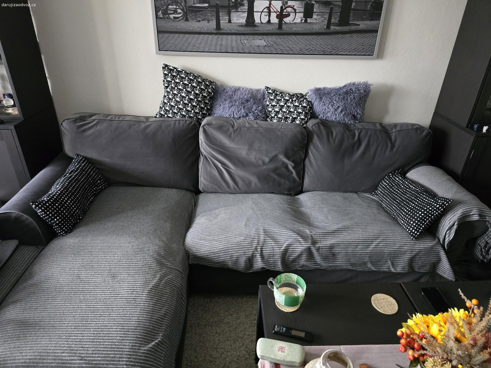 daruji za odvoz tři místný gauč. gauč z ikea značky EKTORP s novým šedým potahem a ještě jedním zbrusu novým stejným šedým potahem na převlečení. Je možnost si zakoupit jiné barvy povlečení v obchodním domě ikea. V případě zájmu daruji i s polštáři a dekami viz foto. Gauč je v dobrém stavu, pouze vnitřní výplně polštářů gauče jsou na několika místech flekaté, tepování nepomohlo, avšak pod potahy to není vůbec vidět