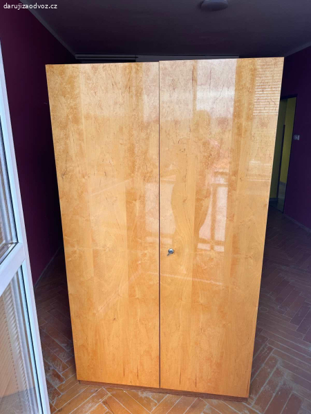 Daruji za odvoz velké šatní skříně