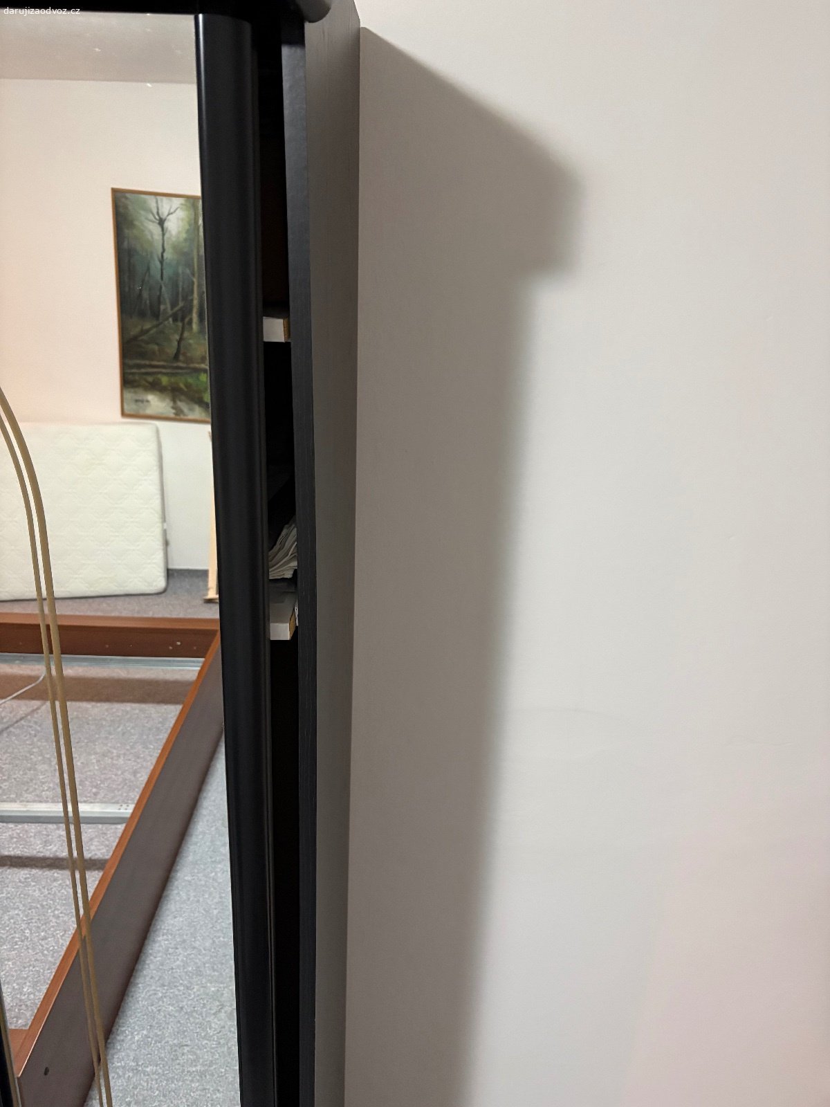 Daruji za odvoz velkou skříň. Daruji za odvoz velkou skříň. Rozměr viz foto, na jedné straně potřebuje sešroubovat, je rozkližená, viz foto. Lze darovat pouze prosklené šatní dveře.