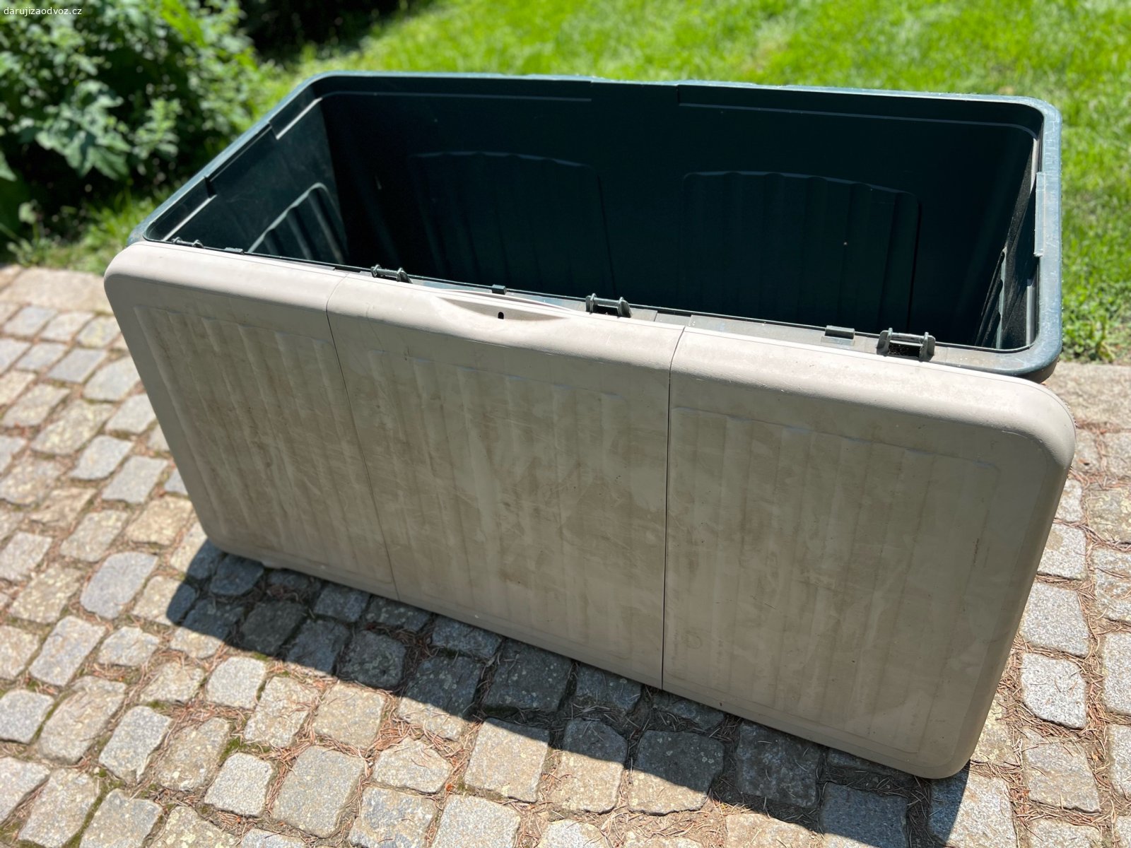 Daruji za odvoz velký plastový box. Daruji za odvoz úložný plastový
box o rozměrech 110x55x55cm..