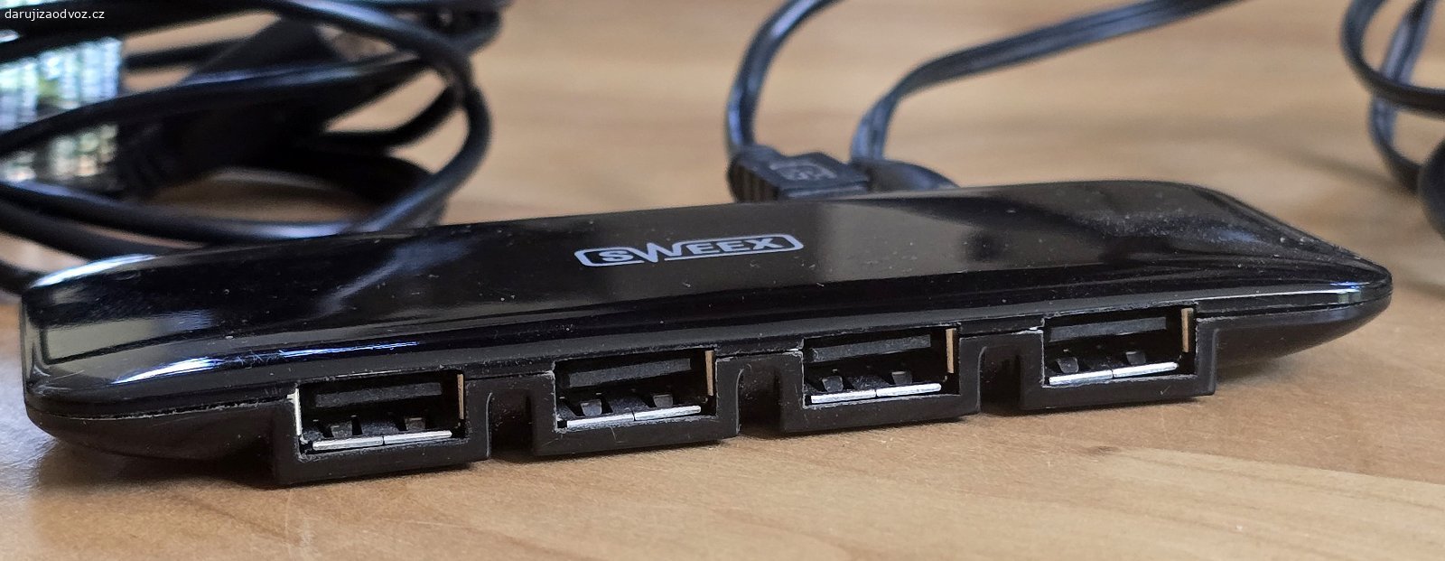 Daruji za odvoz webovou kameru a USB hub. Daruji za odvoz straší webovou kameru (ale v perfektním stavu!) Hewlett-Packard (rozlišení 720 HD) + USB hub Sweex, celkem sedm zásuvek USB 2.0