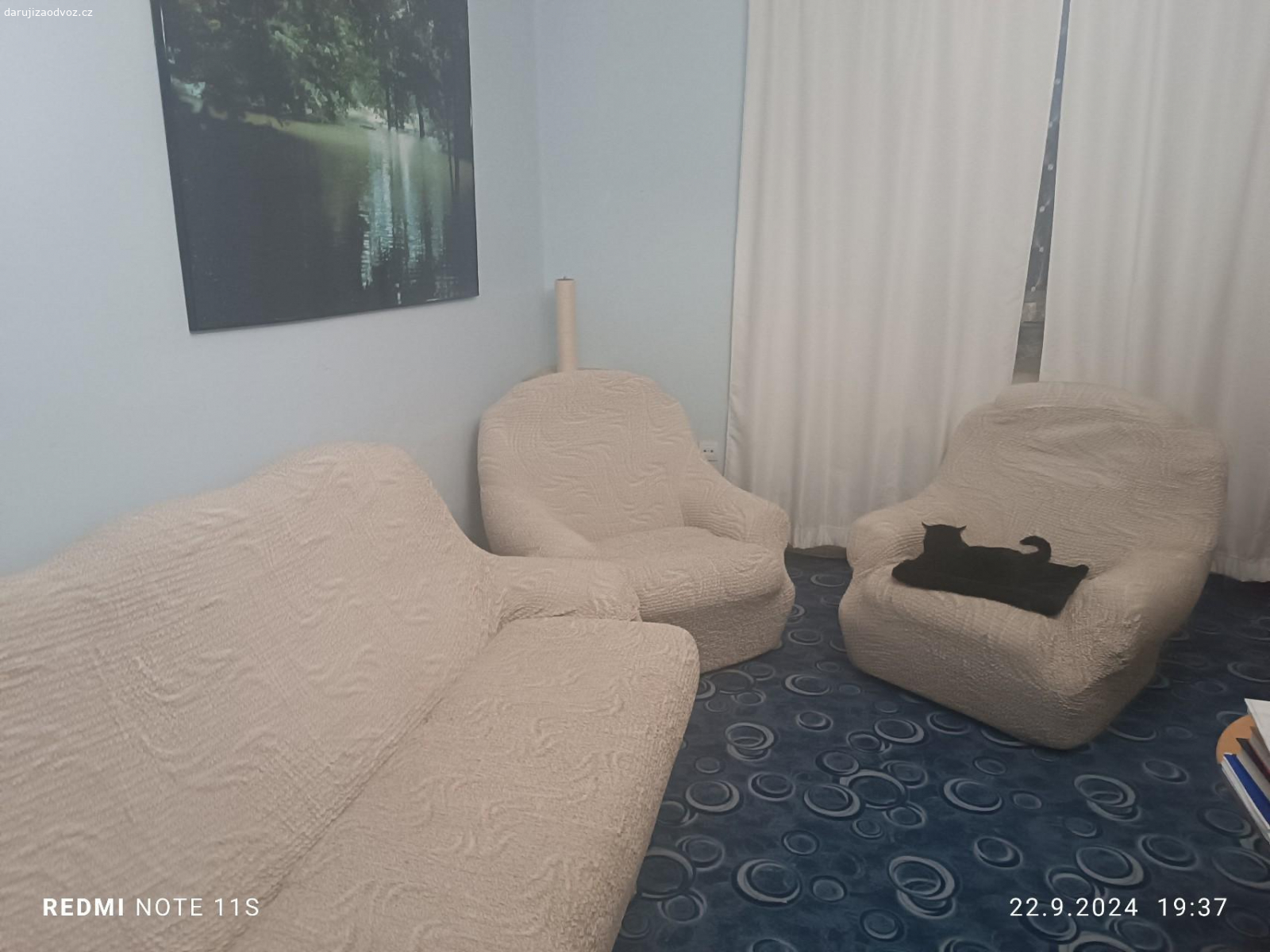 daruji za odvoz. Daruji za odvoz sedací soupravu klasika 2 křesla trojsedacka, daruji i s potahy , neboť je poškrábaná na některých mistech od kočky , jinak neprosezena, neznečištena . 
.