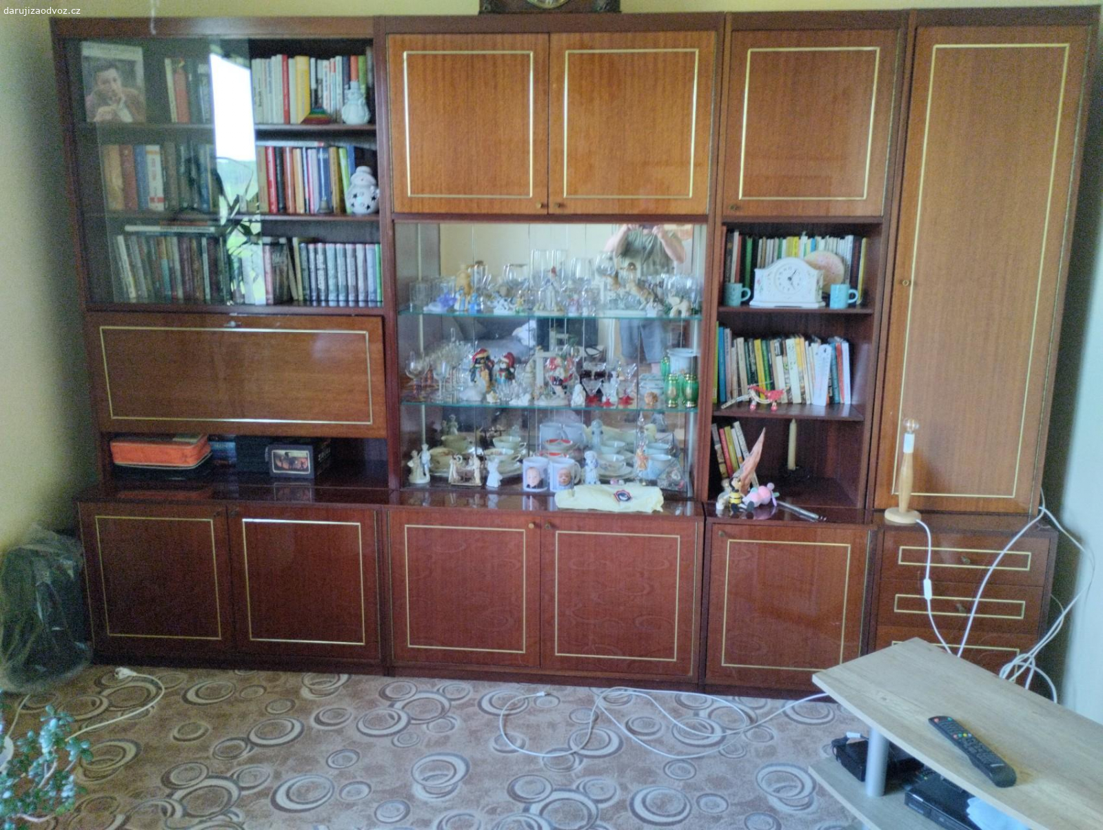 daruji za odvoz.. starší obývací stěna, v dobrém stavu, pevná lakovaná, třeba ještě někdo užije.
