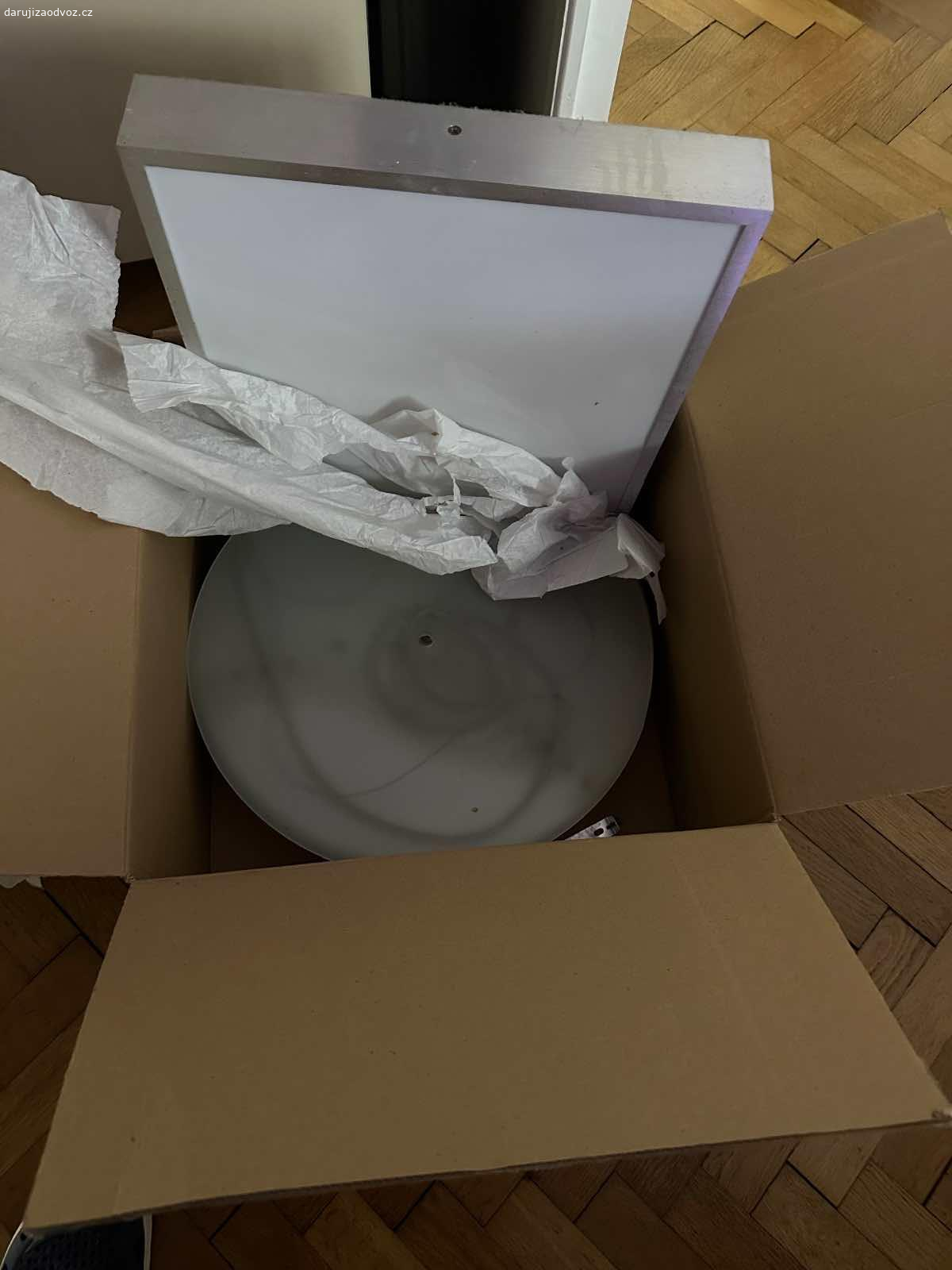 Daruji za odvoz. Stropni svitidla ctvercova 40x40cm 3x,55x55č1x