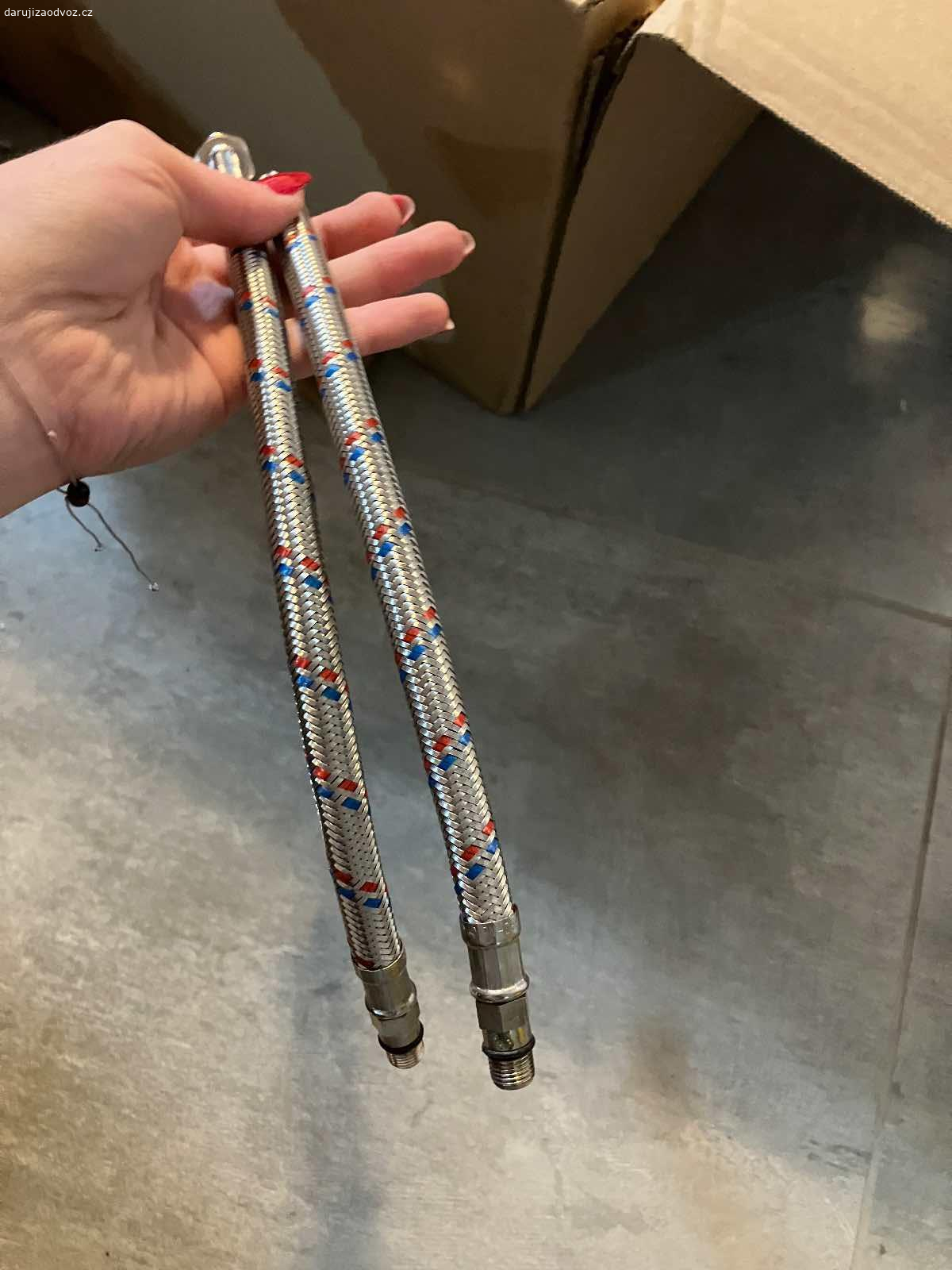 Daruji za odvoz. Přívodní hadičky