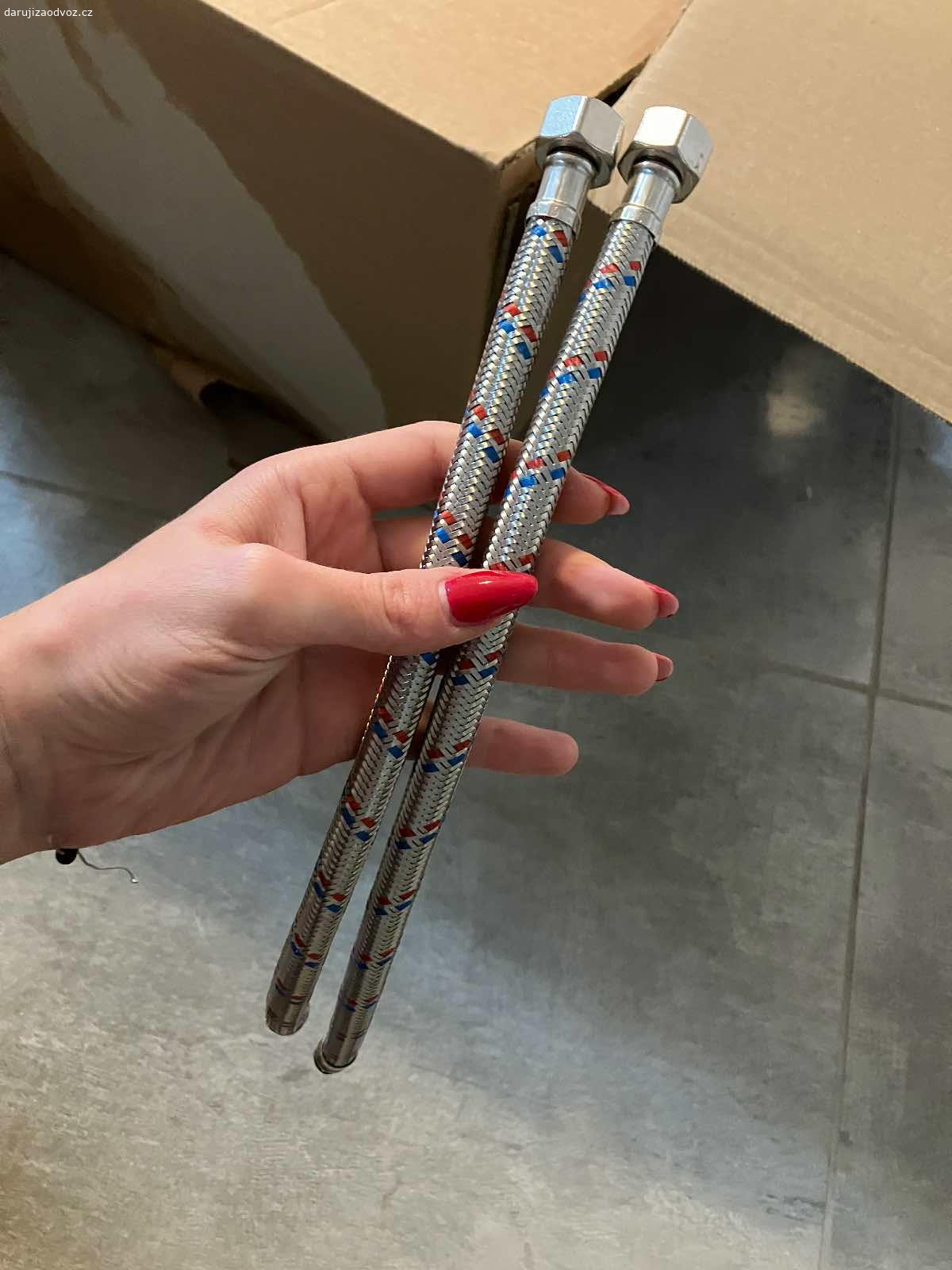 Daruji za odvoz. Přívodní hadičky