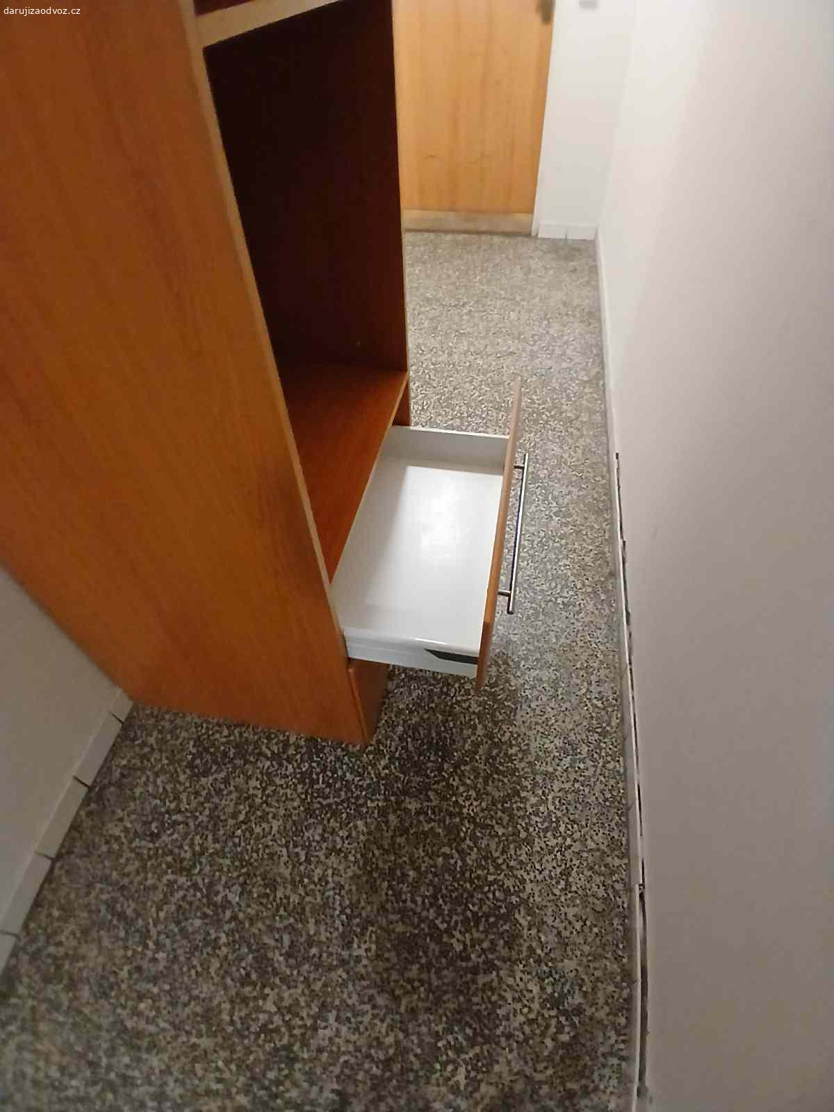 daruji za odvoz. daruji za odvoz skříň s dvěma suflaty a uložením prostorem nahoře viz foto V případě zájmu volejte