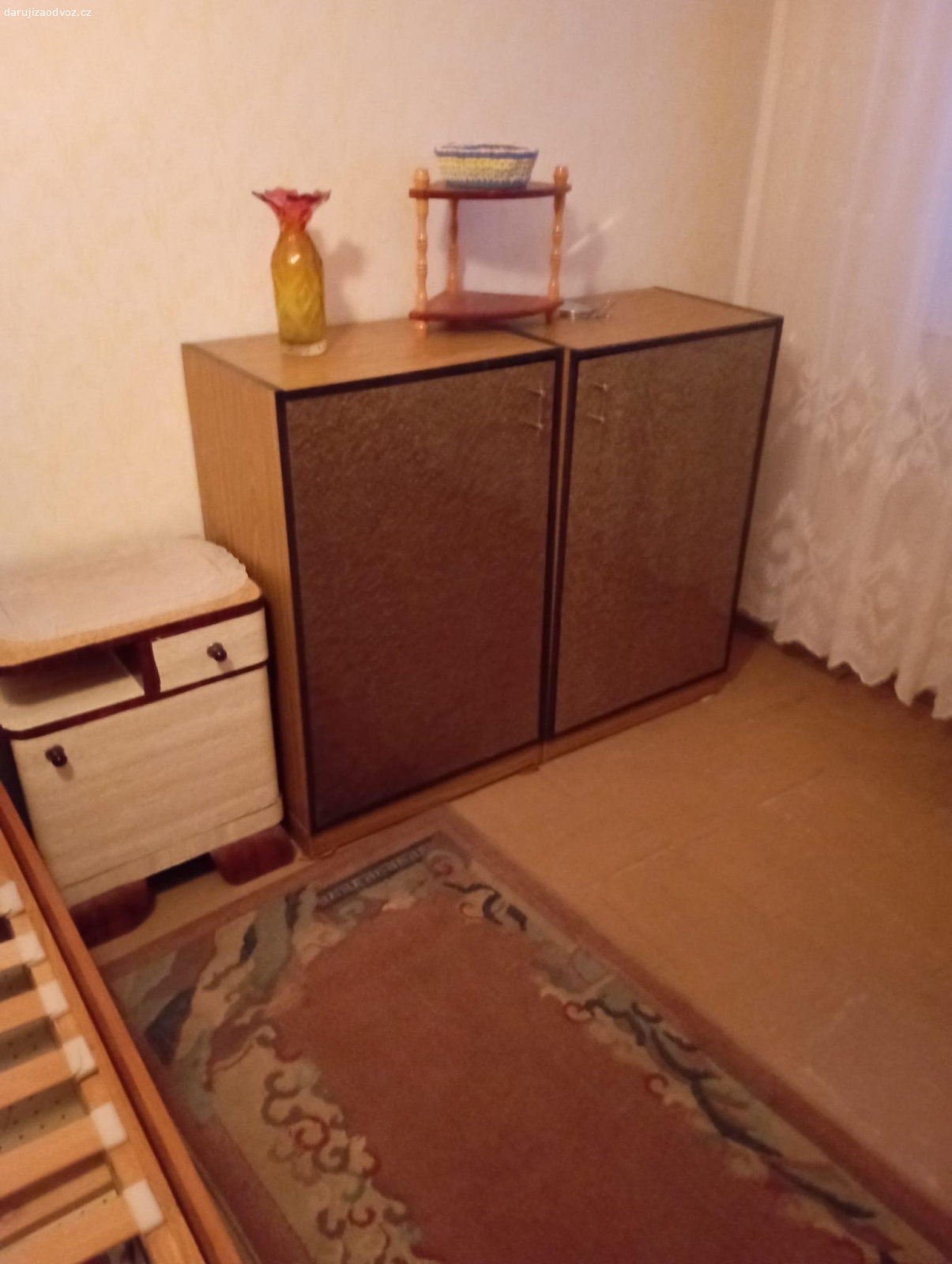 Daruji za odvoz. Daruji za odvoz menší obyvakovou stěnu, sedačku, menší skříňky, skříň, v dobrém stavu