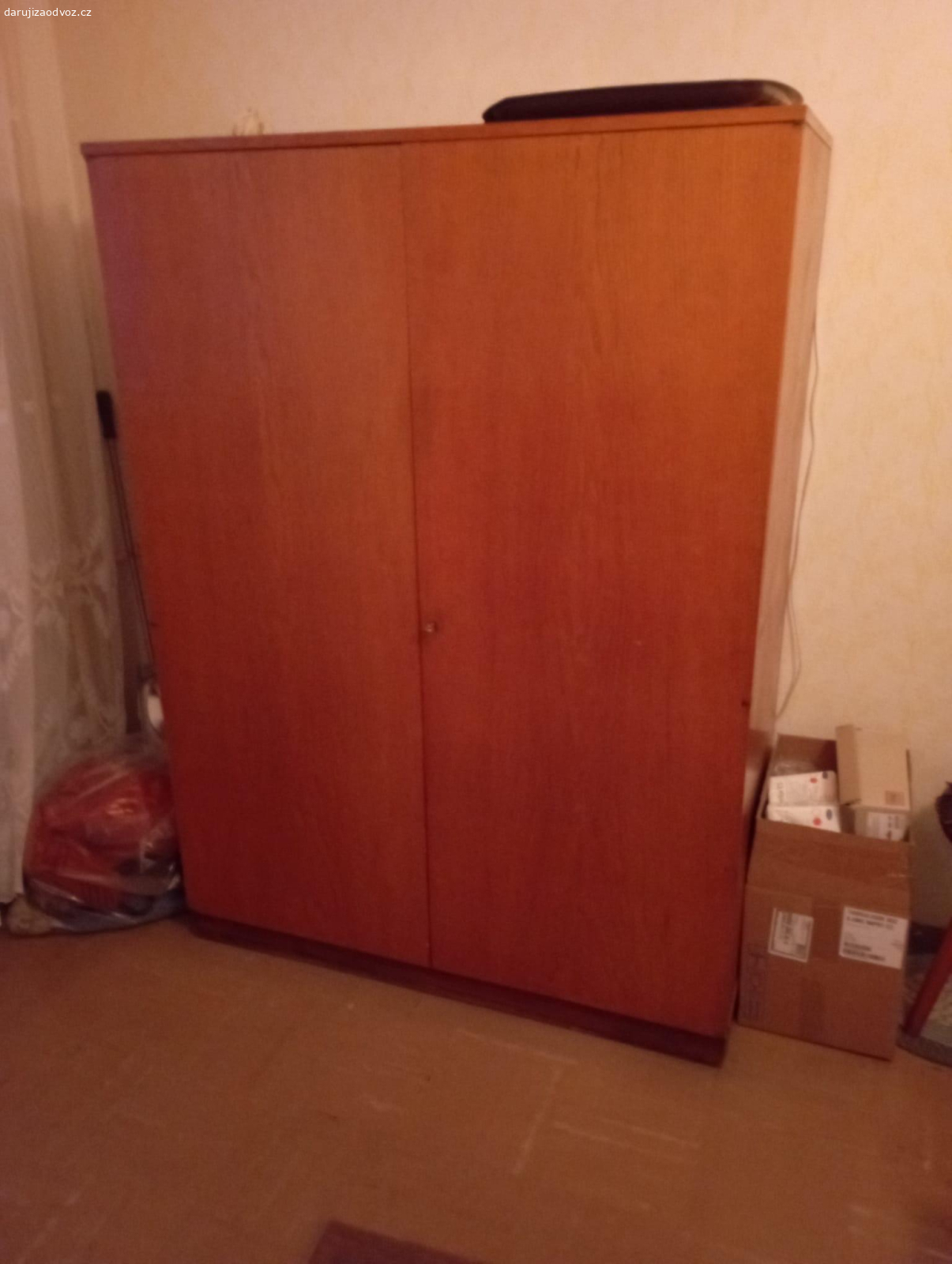 Daruji za odvoz. Daruji za odvoz menší obyvakovou stěnu, sedačku, menší skříňky, skříň, v dobrém stavu