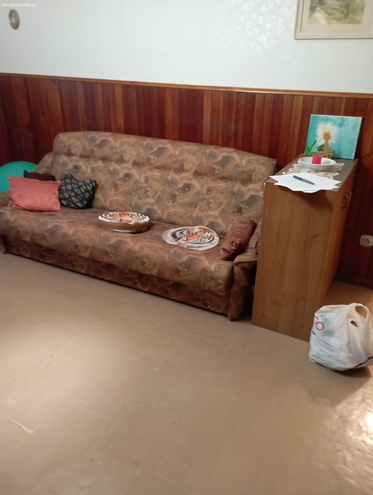Daruji za odvoz. Daruji za odvoz menší obyvakovou stěnu, sedačku, menší skříňky, skříň, v dobrém stavu