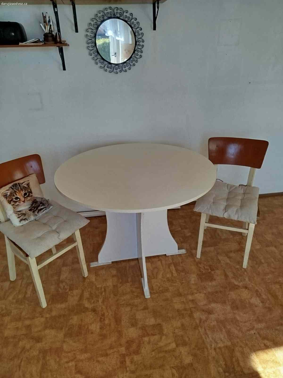 Daruji za odvoz. Retro nábytek, kulatý stůl a židle,dva peřiníky a jeden velký,nábytková stěna.