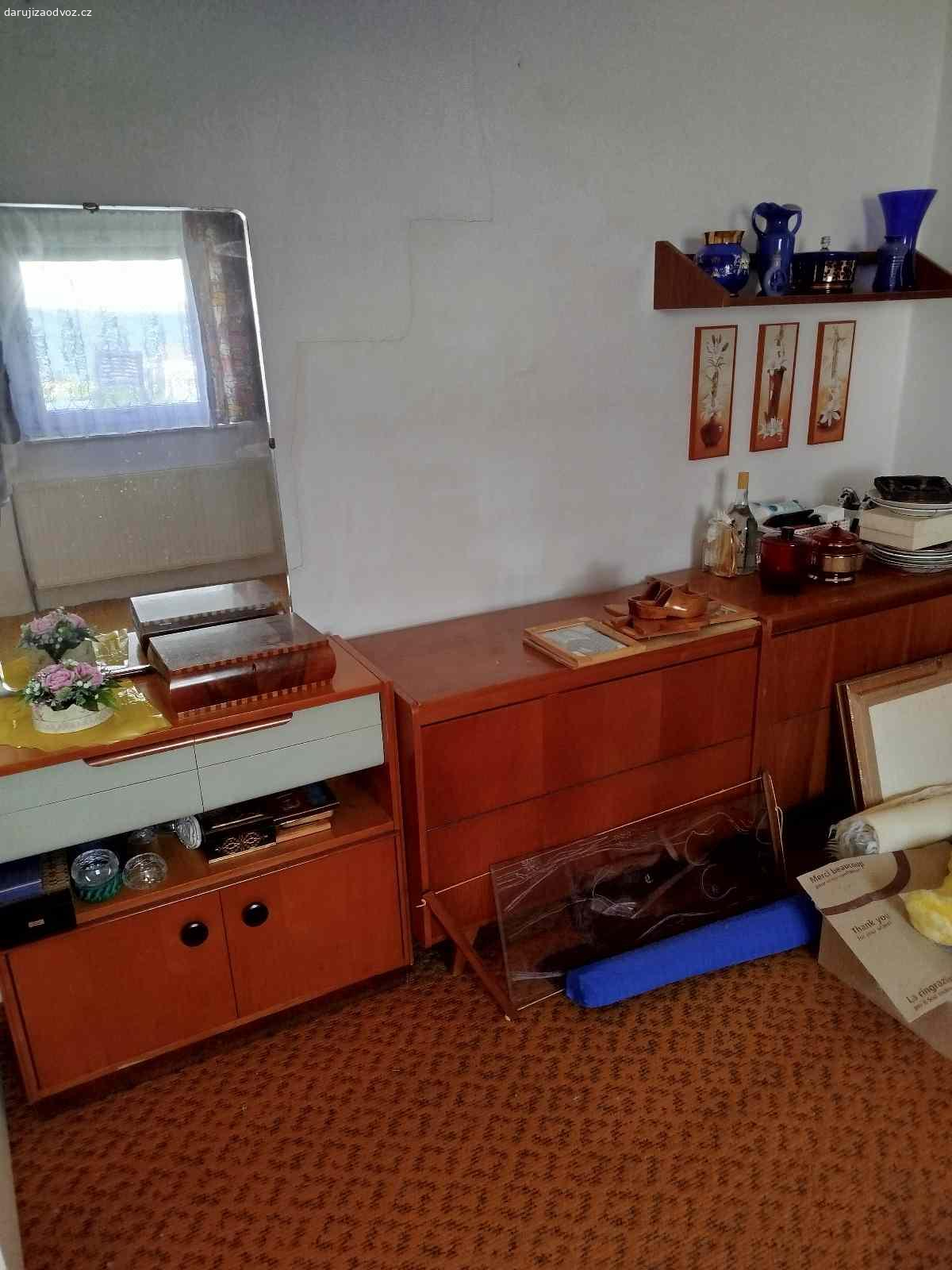 Daruji za odvoz. Retro nábytek, kulatý stůl a židle,dva peřiníky a jeden velký,nábytková stěna.