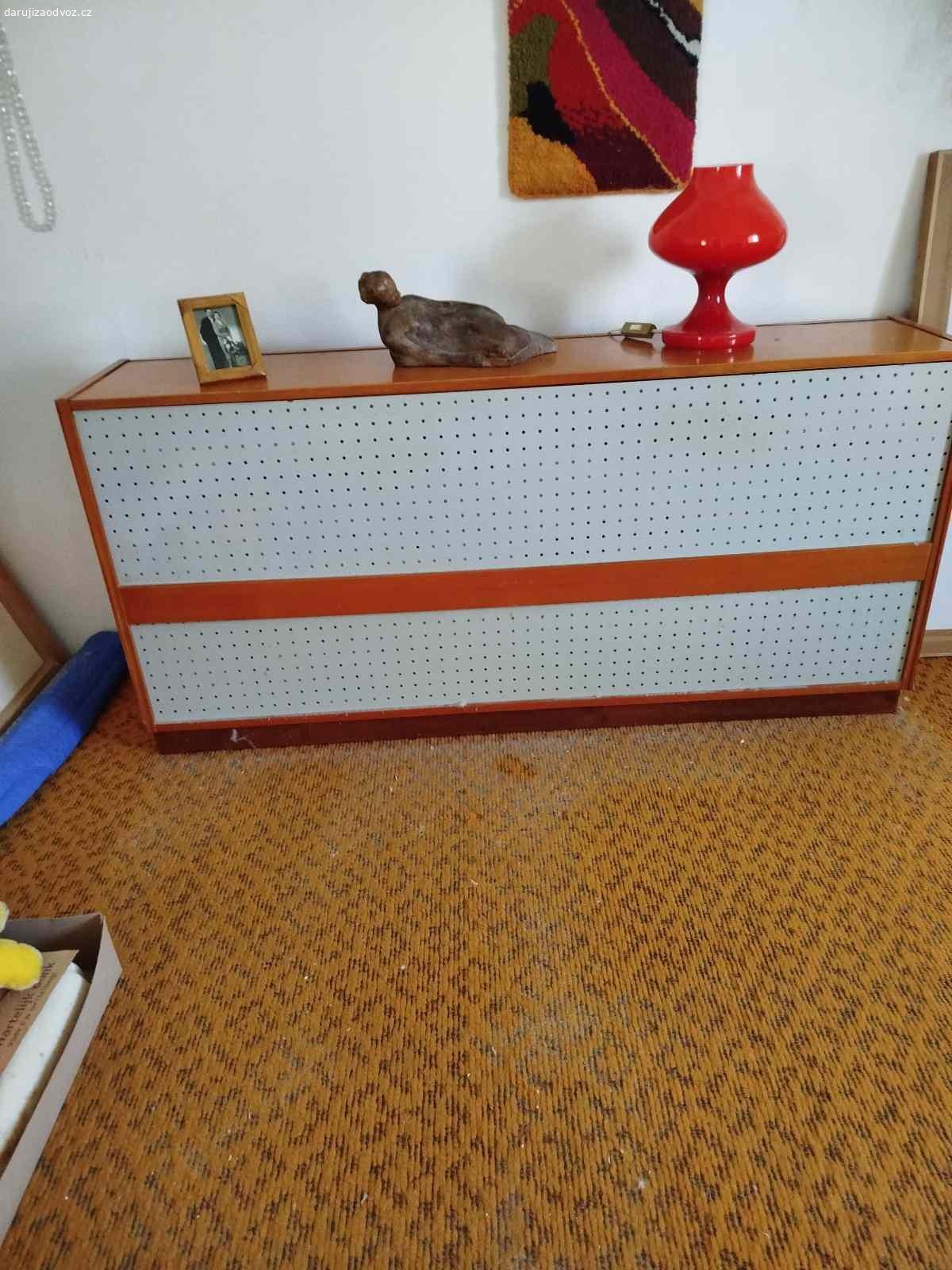 Daruji za odvoz. Retro nábytek, kulatý stůl a židle,dva peřiníky a jeden velký,nábytková stěna.