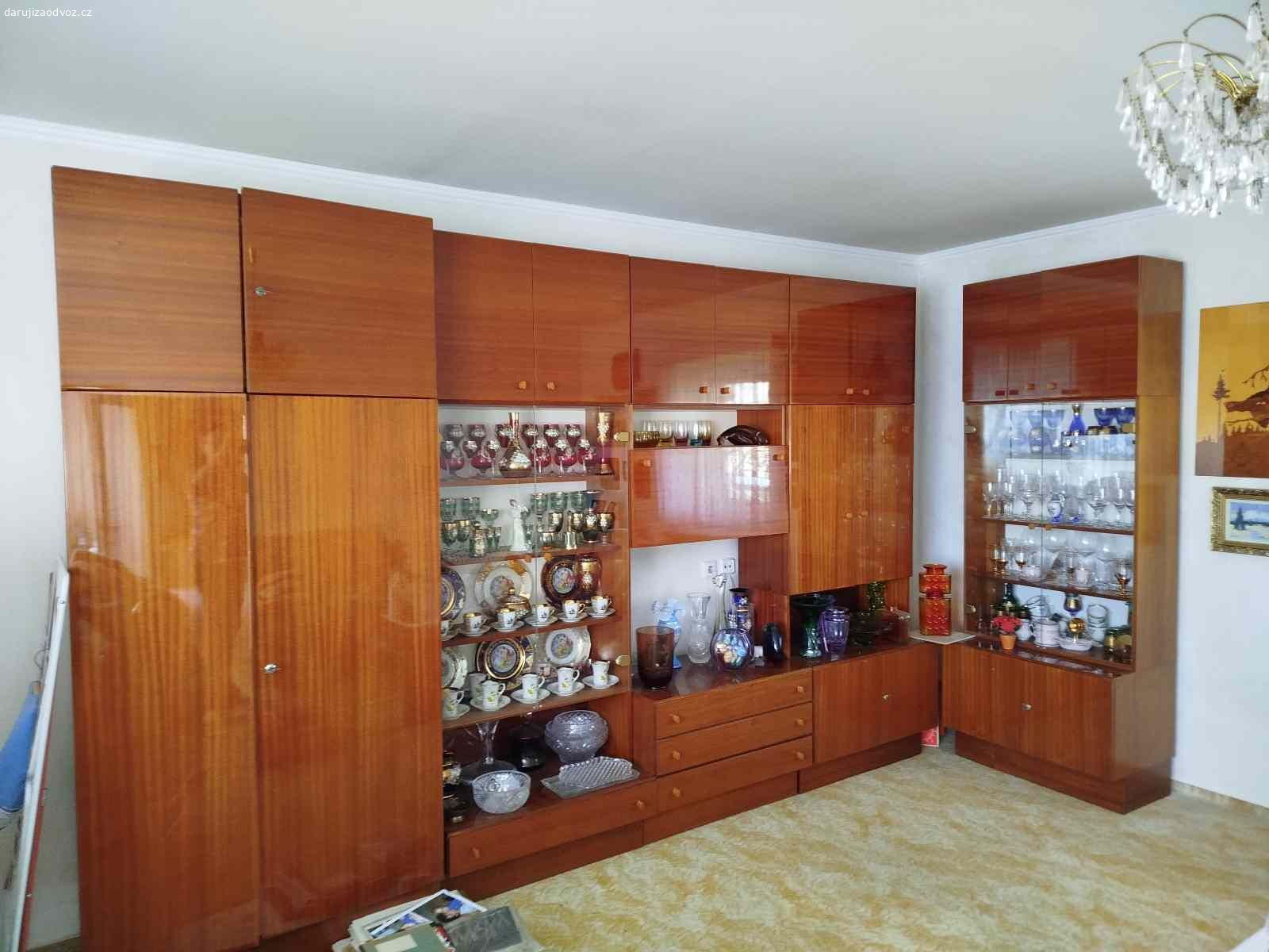 Daruji za odvoz. Retro nábytek, kulatý stůl a židle,dva peřiníky a jeden velký,nábytková stěna.