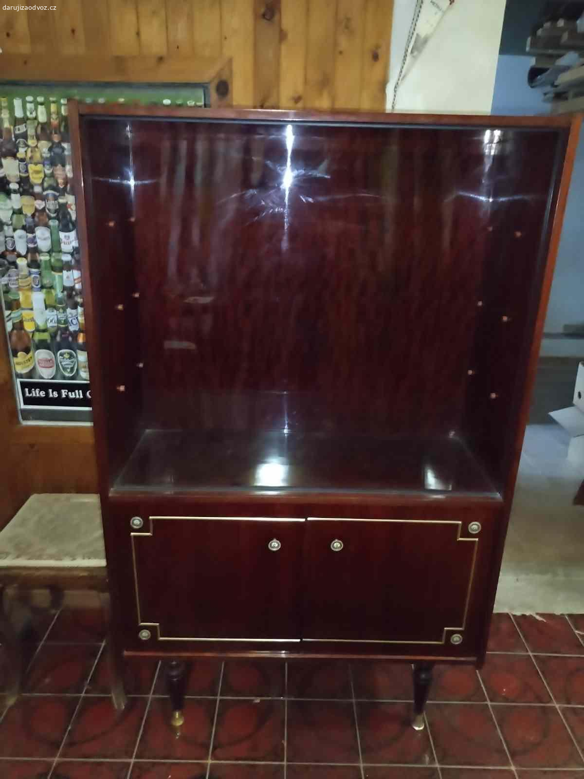 daruji za odvoz. Daruji za odvoz nábytek, jev dobrém stavu, spěchá!!!