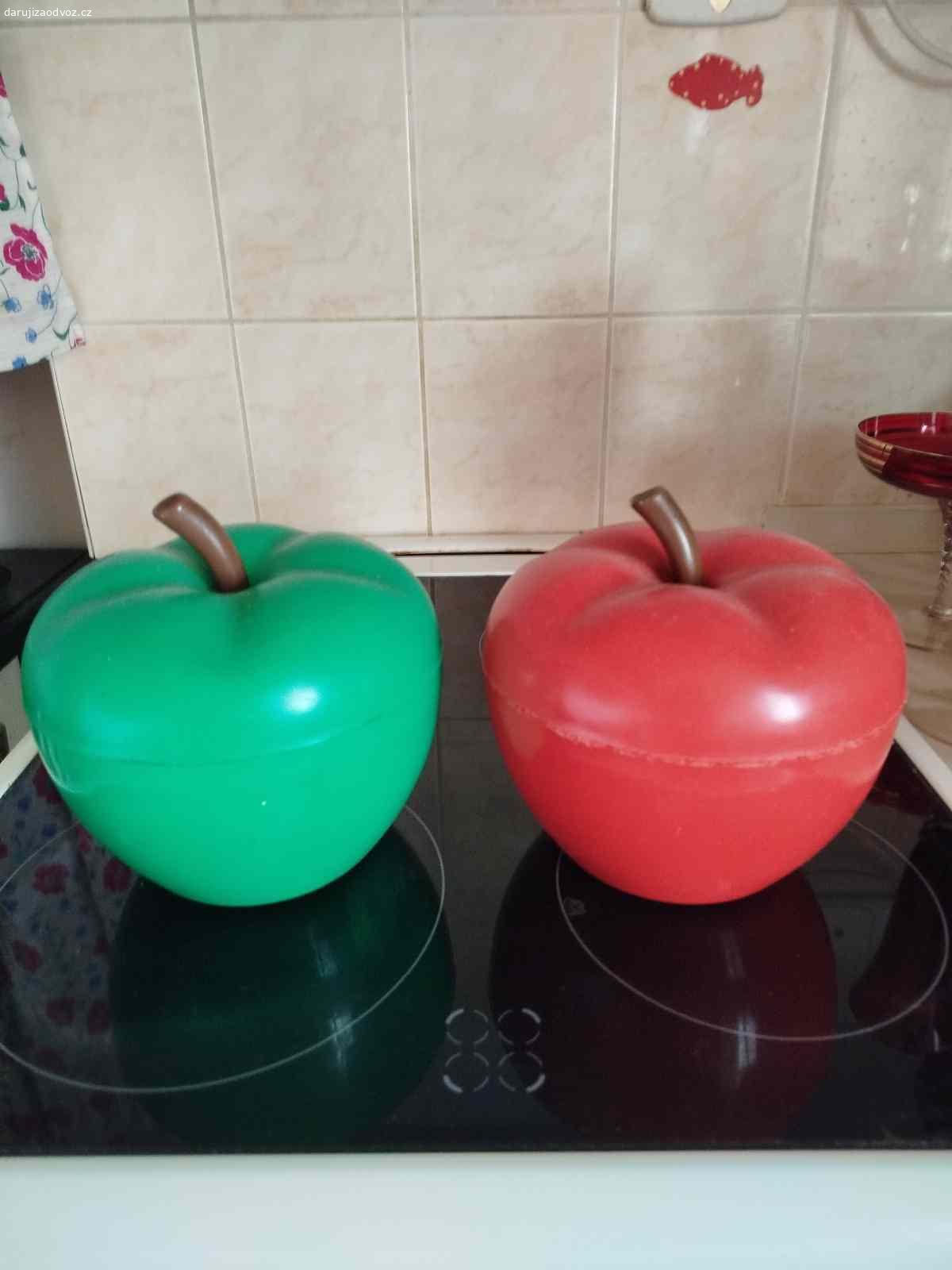 Daruji za odvoz.. Dózy jablka,vysoké vázy dřevěné,hliněná váza,dvě čajové konvičky ,valašský set.