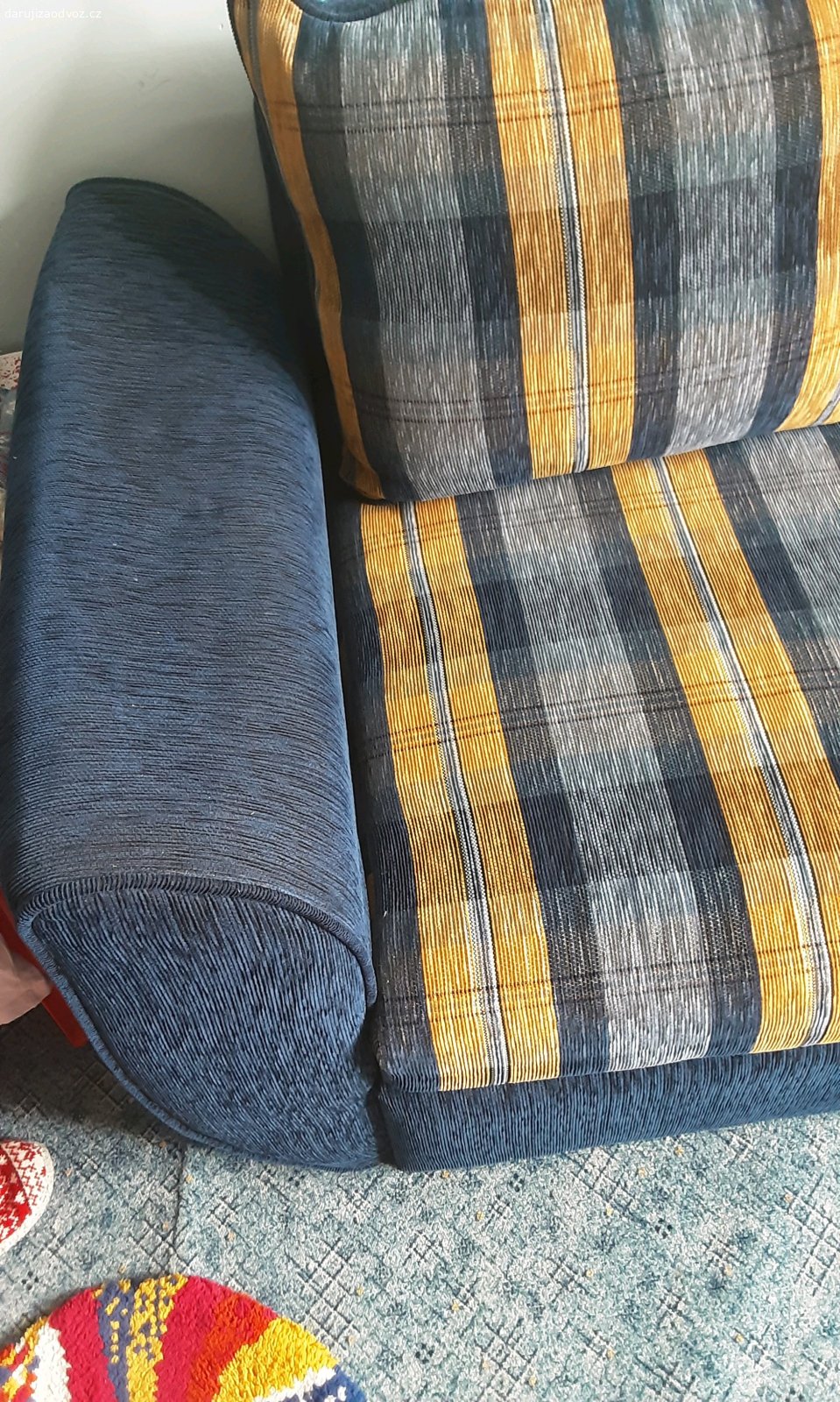 Daruji za odvoz. Daruji za odvoz rozkládací sedačku s úložným prostorem, funkční, má jen promáčknutou opěrku, K dispozici do konce července, pak ji dovážíme do sběrného dvora.