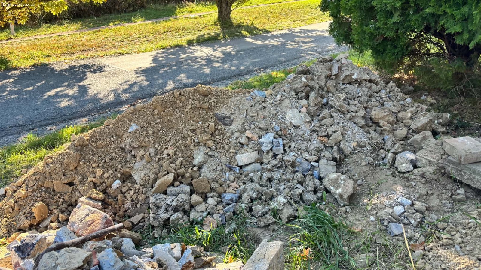 Daruji za odvoz. Nabízím za odvoz přebytečnou jílovitou zeminu z terénních úprav o objemu cca 3 m³. Zemina je ideální na srovnání terénu, hutnění, modelaci svahu, zásypy nebo jako spodní vrstva pod ornici.Ještě části suti.
Lokalita: Kyjov (PSČ 697 01). Odvoz a naložení si prosím zajistěte sami. K odběru ideálně vše najednou, ale po dohodě lze i po částech. V případě zájmu mě kontaktujte.